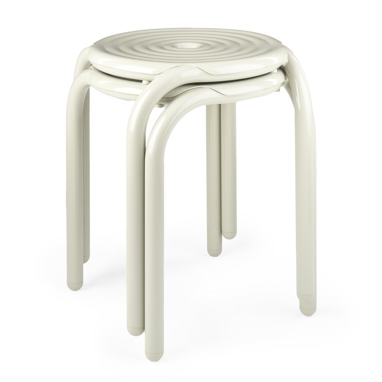 https://a.1stdibscdn.com/tom-dixon-groove-aluminum-outdoor-stool-in-putty-for-sale-picture-8/f_14472/f_456558021751141427199/2024_10_07_TOM_DIXON_CUTOUTS_SS25_0152_copy_master.jpg?width=768