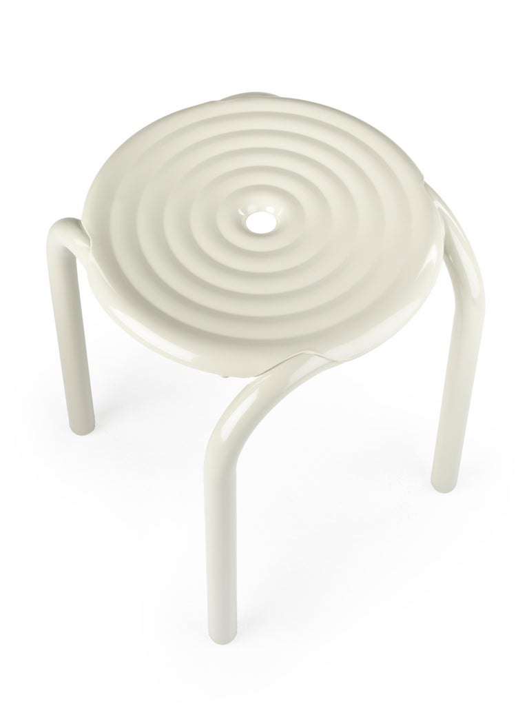 https://a.1stdibscdn.com/tom-dixon-groove-aluminum-outdoor-stool-in-putty-for-sale-picture-11/f_14472/f_456558021751141426507/2024_10_07_TOM_DIXON_CUTOUTS_SS25_0153_copy_master.jpg?width=768