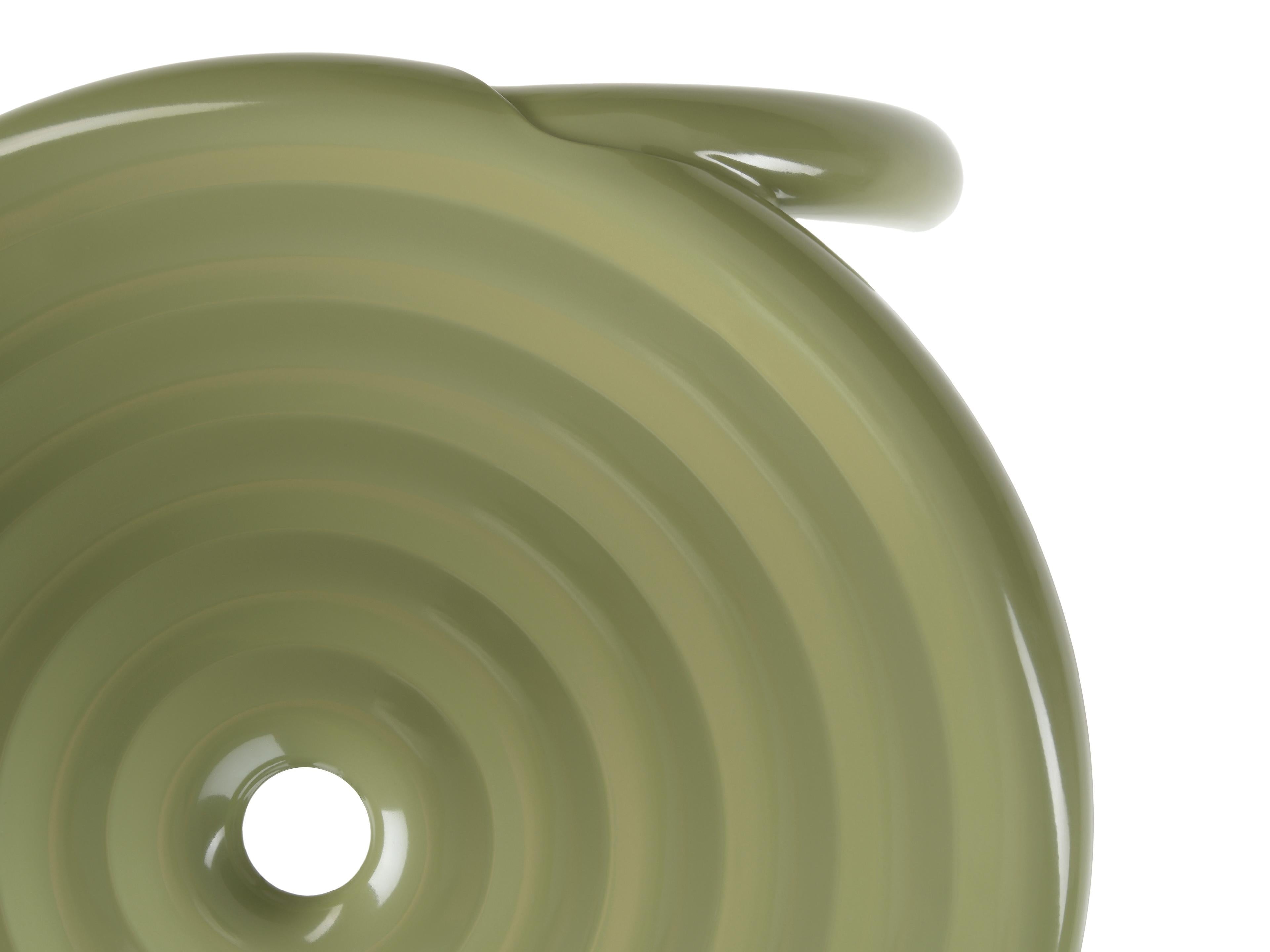https://a.1stdibscdn.com/tom-dixon-groove-aluminum-outdoor-stool-in-moss-green-for-sale-picture-6/f_14472/f_456556521751141005268/2024_10_07_TOM_DIXON_CUTOUTS_SS25_0158_copy_master.jpg