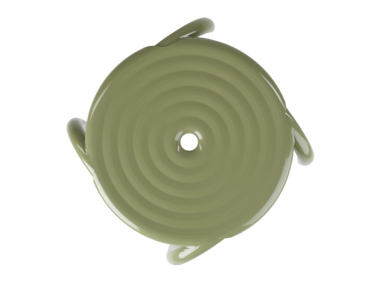 https://a.1stdibscdn.com/tom-dixon-groove-aluminum-outdoor-stool-in-putty-for-sale-picture-9/f_14472/f_456558021751141418475/2024_10_07_TOM_DIXON_CUTOUTS_SS25_0166_copy_master.jpg?width=768