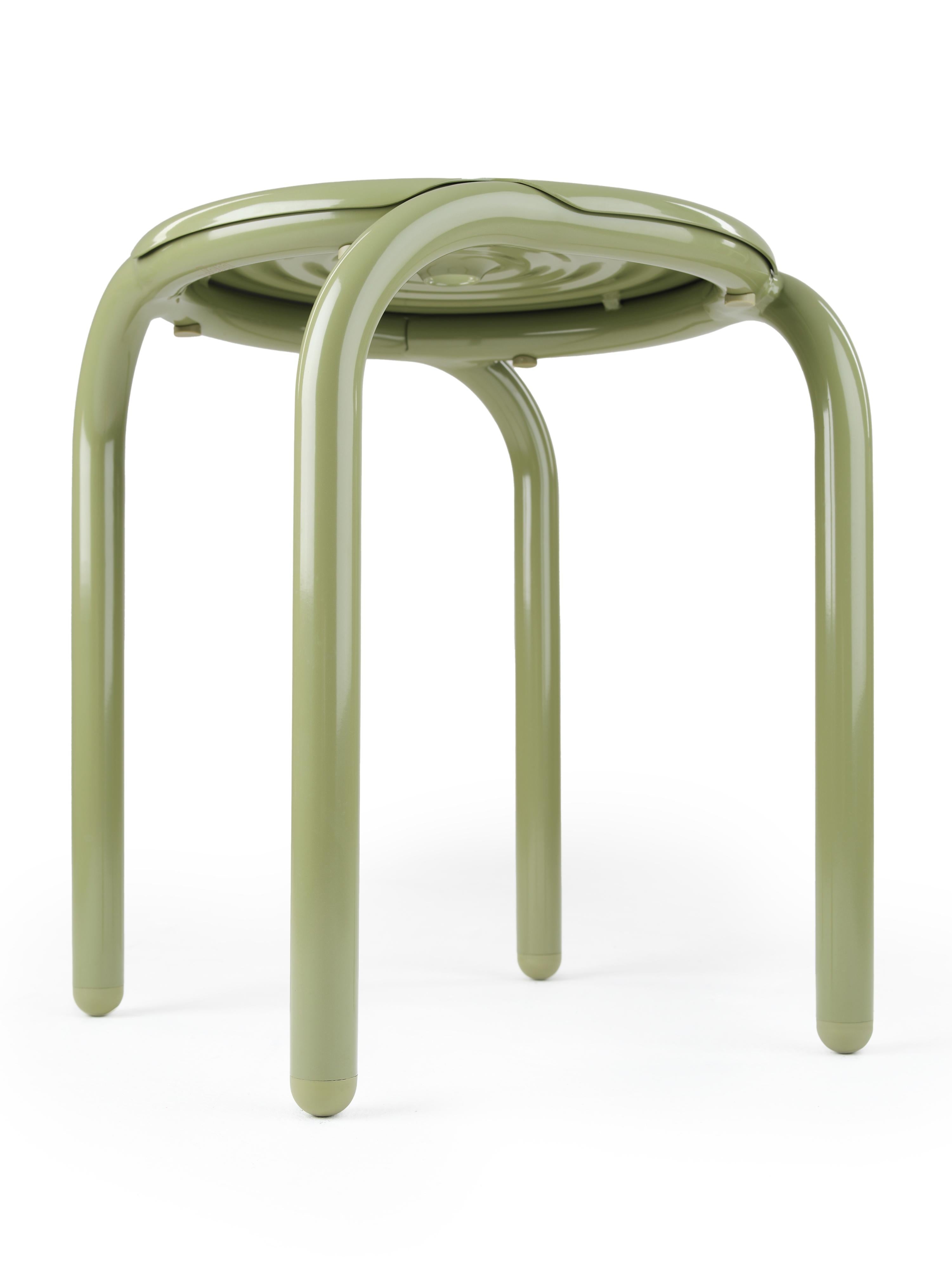 https://a.1stdibscdn.com/tom-dixon-groove-aluminum-outdoor-stool-in-moss-green-for-sale-picture-5/f_14472/f_456556521751141175481/2024_10_07_TOM_DIXON_CUTOUTS_SS25_0167_copy_master.jpg