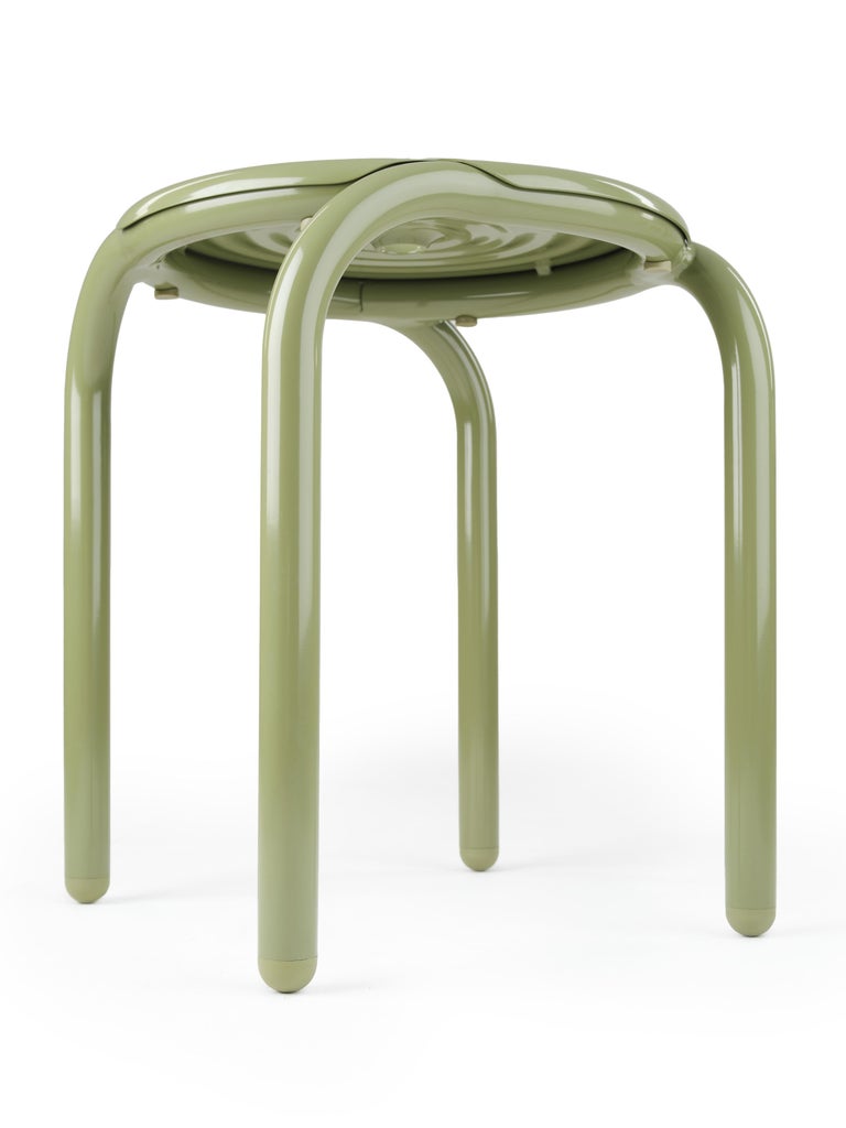 https://a.1stdibscdn.com/tom-dixon-groove-aluminum-outdoor-stool-in-putty-for-sale-picture-12/f_14472/f_456558021751141419795/2024_10_07_TOM_DIXON_CUTOUTS_SS25_0167_copy_master.jpg?width=768