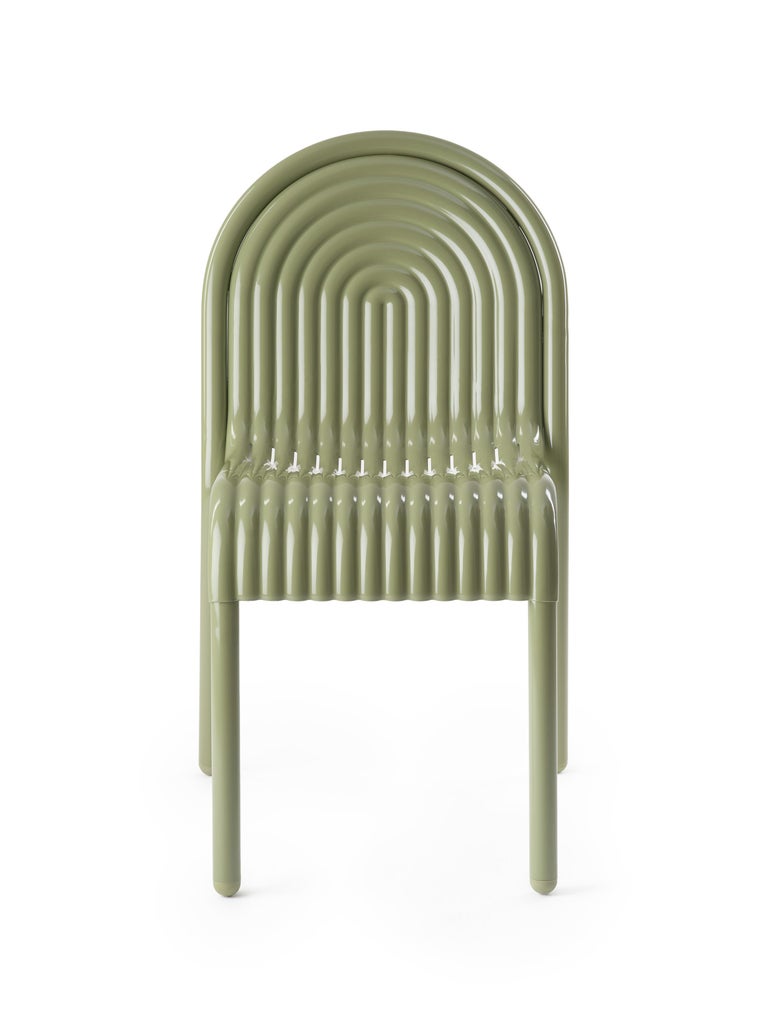 https://a.1stdibscdn.com/pair-of-tom-dixon-groove-aluminum-outdoor-dining-chairs-in-moss-green-for-sale-picture-15/9420003/f_438537321740779012100/2024_10_07_TOM_DIXON_CUTOUTS_SS25_0182_copy_1__master.jpg?width=768