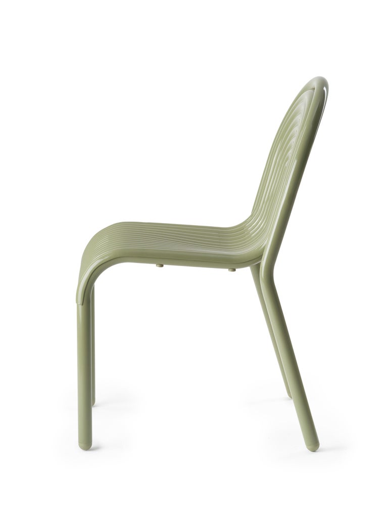 https://a.1stdibscdn.com/tom-dixon-groove-aluminum-outdoor-armchair-in-moss-green-for-sale-picture-17/f_14472/f_456555121751140090311/2024_10_07_TOM_DIXON_CUTOUTS_SS25_0186_copy_1__master.jpg?width=768