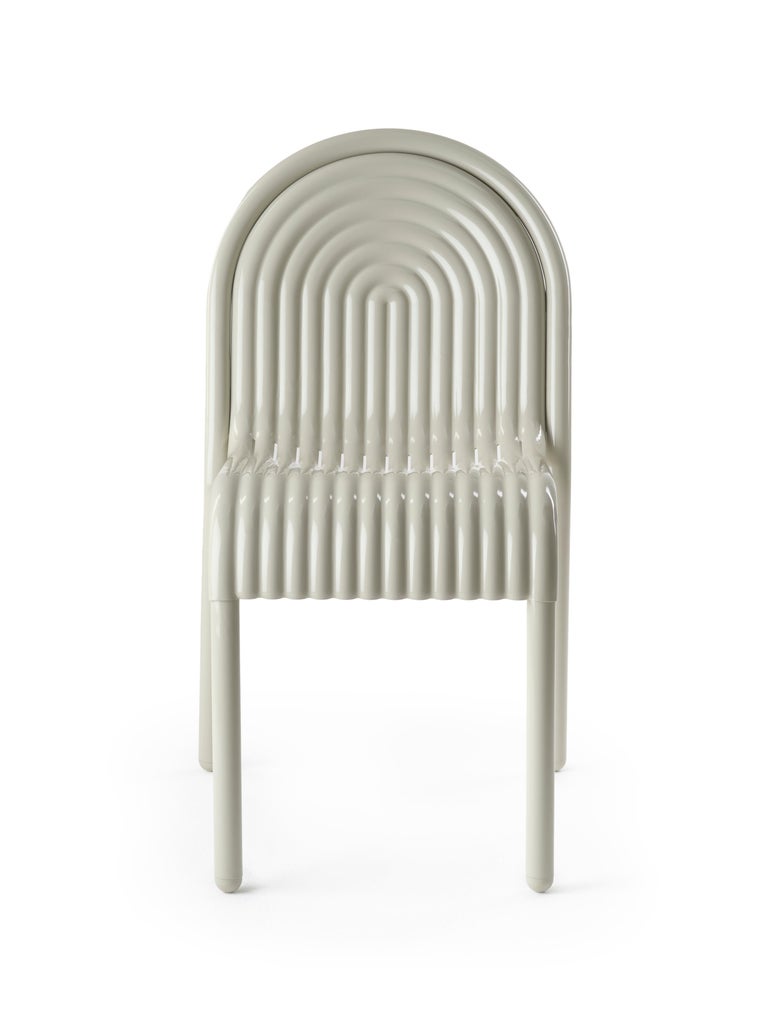 https://a.1stdibscdn.com/pair-of-tom-dixon-groove-aluminum-outdoor-dining-chairs-in-putty-for-sale-picture-5/f_14472/f_438536921740779087739/2024_10_07_TOM_DIXON_CUTOUTS_SS25_0188_copy_master.jpg?width=768