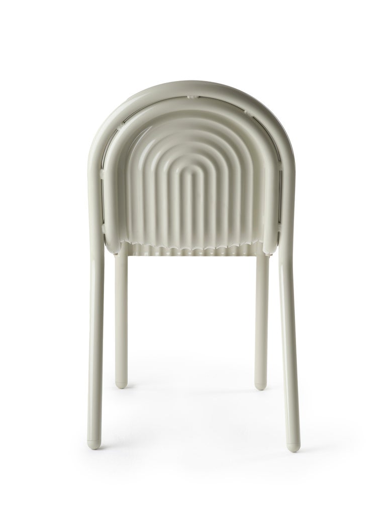 https://a.1stdibscdn.com/pair-of-tom-dixon-groove-aluminum-outdoor-dining-chairs-in-putty-for-sale-picture-9/f_14472/f_438536921740779087492/2024_10_07_TOM_DIXON_CUTOUTS_SS25_0189_copy_master.jpg?width=768