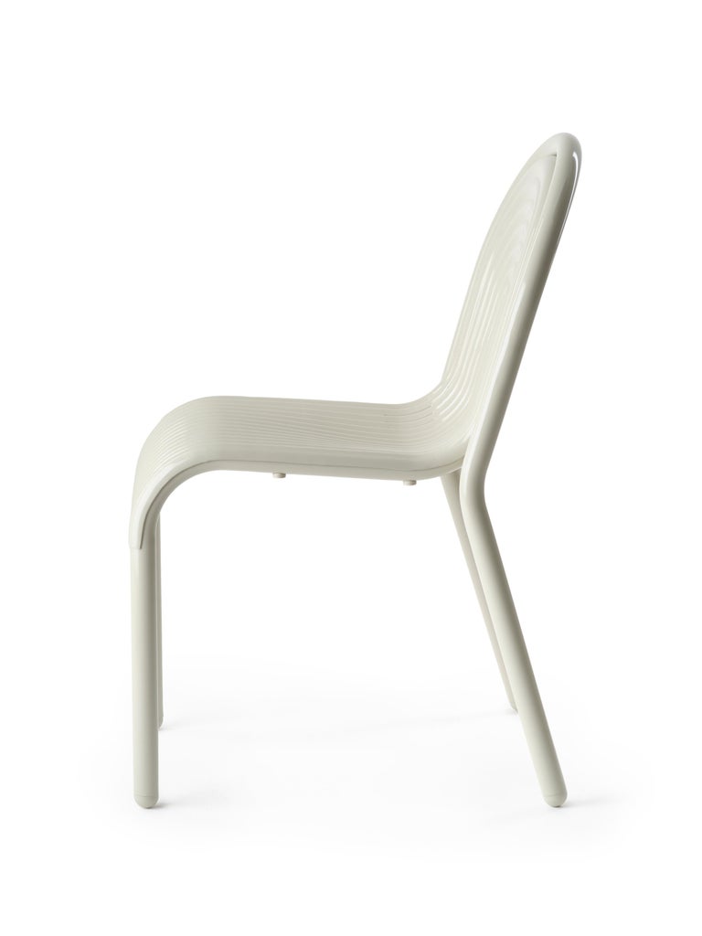 https://a.1stdibscdn.com/pair-of-tom-dixon-groove-aluminum-outdoor-dining-chairs-in-putty-for-sale-picture-3/f_14472/f_438536921740779087635/2024_10_07_TOM_DIXON_CUTOUTS_SS25_0192_copy_master.jpg?width=768