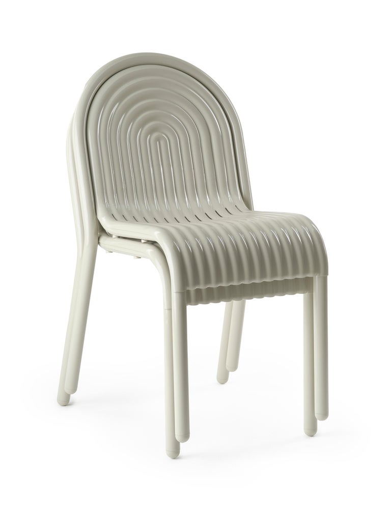 https://a.1stdibscdn.com/pair-of-tom-dixon-groove-aluminum-outdoor-dining-chairs-in-putty-for-sale-picture-11/f_14472/f_438536921740779087722/2024_10_07_TOM_DIXON_CUTOUTS_SS25_0193_copy_master.jpg?width=768