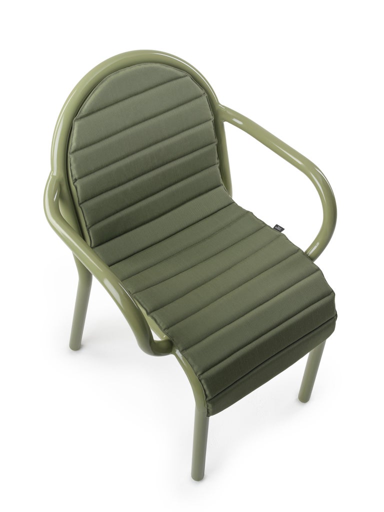 https://a.1stdibscdn.com/tom-dixon-groove-aluminum-outdoor-armchair-in-moss-green-for-sale-picture-4/f_14472/f_456555121751140196672/2024_10_07_TOM_DIXON_CUTOUTS_SS25_0225_copy_master.jpg?width=768