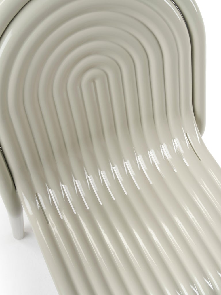 https://a.1stdibscdn.com/tom-dixon-groove-aluminum-outdoor-stool-in-putty-for-sale-picture-16/f_14472/f_456558021751141422552/2024_10_07_TOM_DIXON_CUTOUTS_SS25_0230_copy_master.jpg?width=768