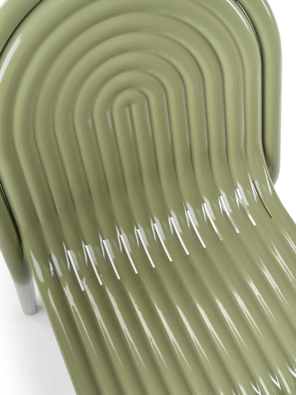 https://a.1stdibscdn.com/tom-dixon-groove-aluminum-outdoor-stool-in-moss-green-for-sale-picture-7/f_14472/f_456556521751140760114/2024_10_07_TOM_DIXON_CUTOUTS_SS25_0231_copy_master.jpg