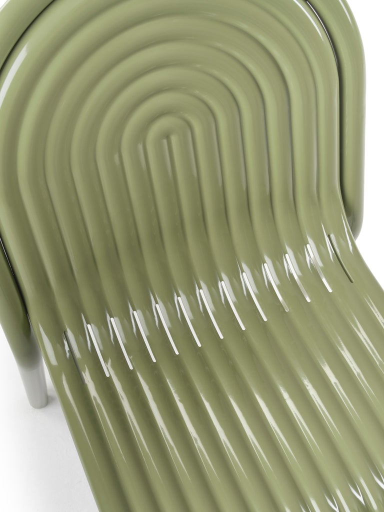 https://a.1stdibscdn.com/tom-dixon-groove-aluminum-outdoor-stool-in-putty-for-sale-picture-14/f_14472/f_456558021751141420521/2024_10_07_TOM_DIXON_CUTOUTS_SS25_0231_copy_master.jpg?width=768