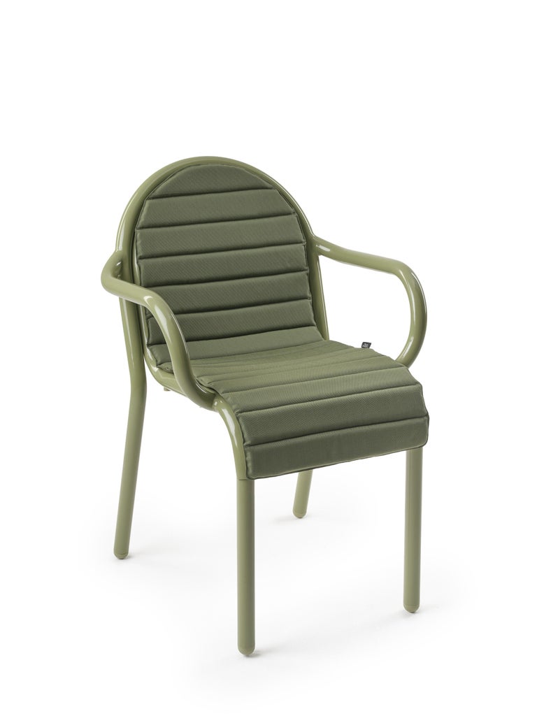 https://a.1stdibscdn.com/pair-of-tom-dixon-groove-aluminum-outdoor-dining-chairs-in-moss-green-for-sale-picture-11/9420003/f_438537321740779009017/2024_10_07_TOM_DIXON_CUTOUTS_SS25_0236_copy_master.jpg?width=768