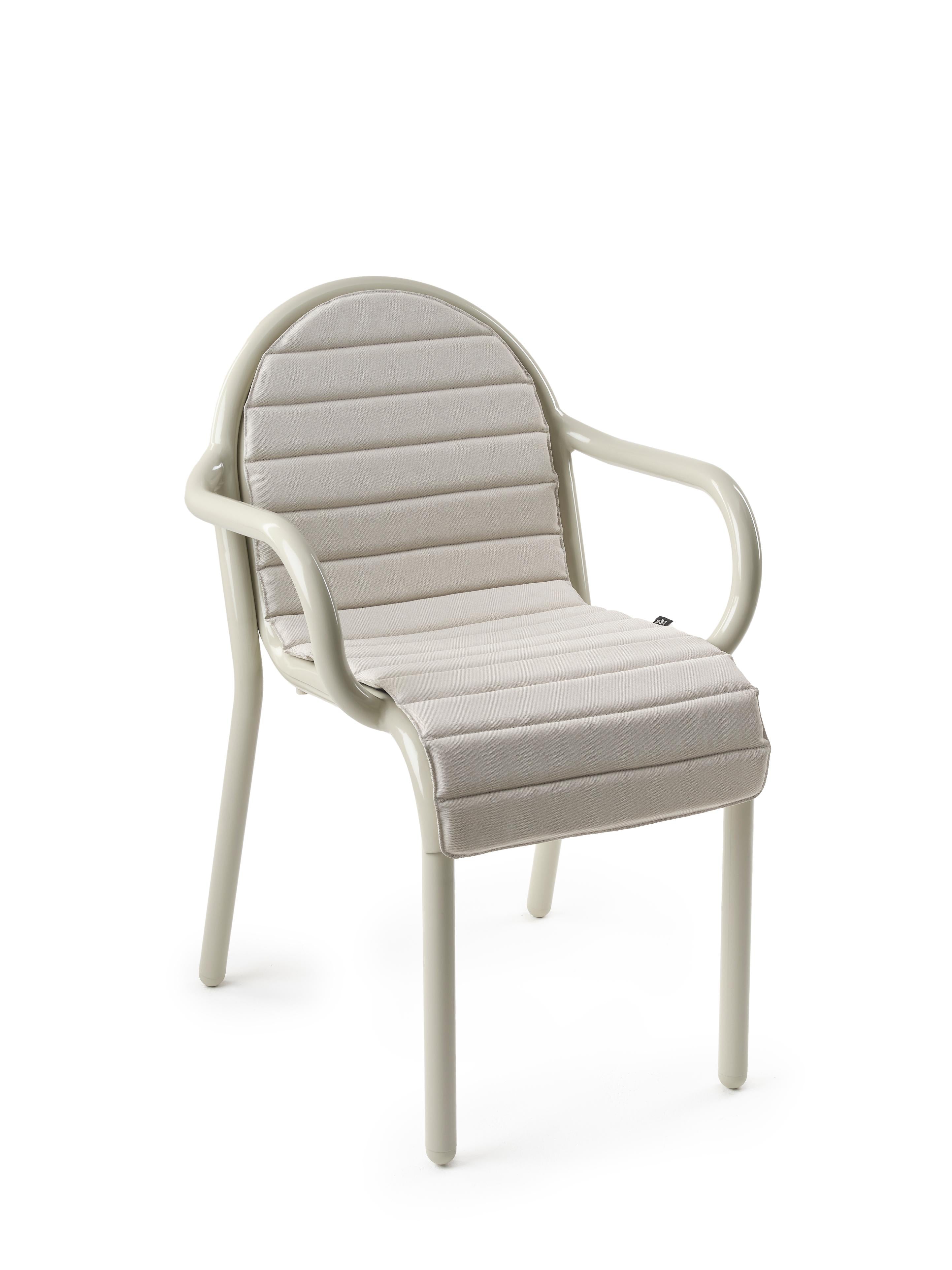 https://a.1stdibscdn.com/tom-dixon-groove-aluminum-outdoor-armchair-in-putty-for-sale-picture-4/f_14472/f_456552521751138919920/2024_10_07_TOM_DIXON_CUTOUTS_SS25_0238_copy_master.jpg