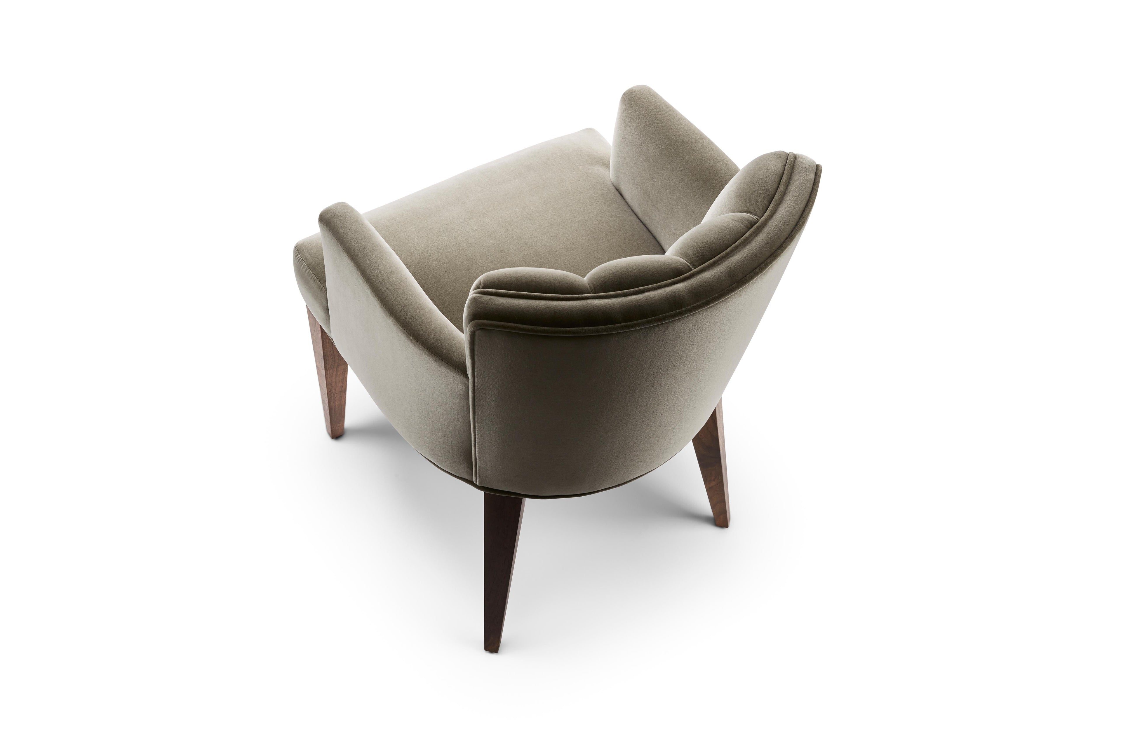 https://a.1stdibscdn.com/contemporary-isabella-carver-chair-in-grey-cotton-velvet-with-solid-walnut-legs-for-sale-picture-4/f_27813/f_435999221739377491538/2024_2_3_IsabellaDiningChair_GreyVelvet15434_Retouched_master.jpg