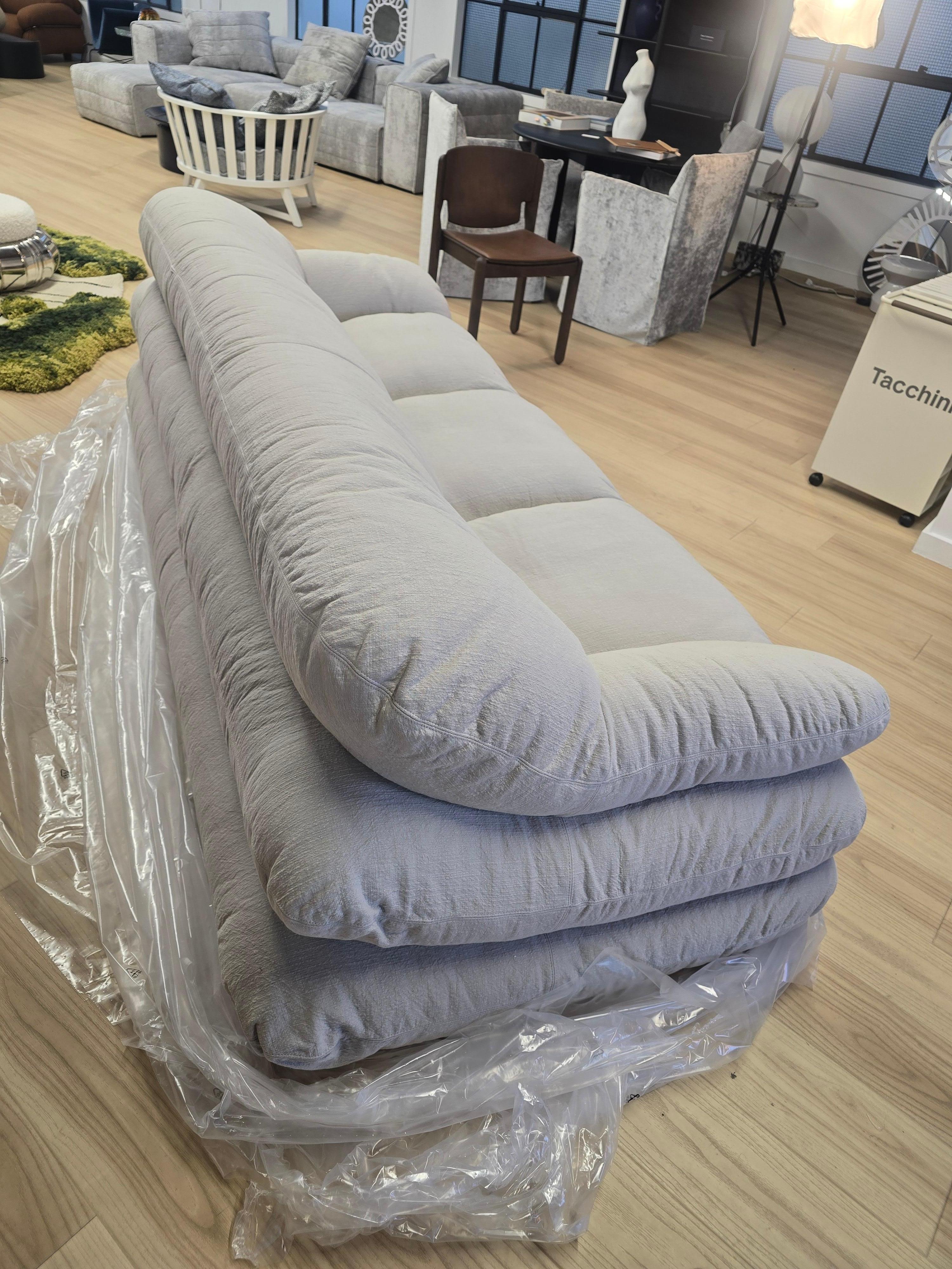 https://a.1stdibscdn.com/solar-sofa-by-faye-toogood-tacchini-italia-for-sale-picture-7/f_106142/f_47254062/20251106_1762661453265_master.jpg