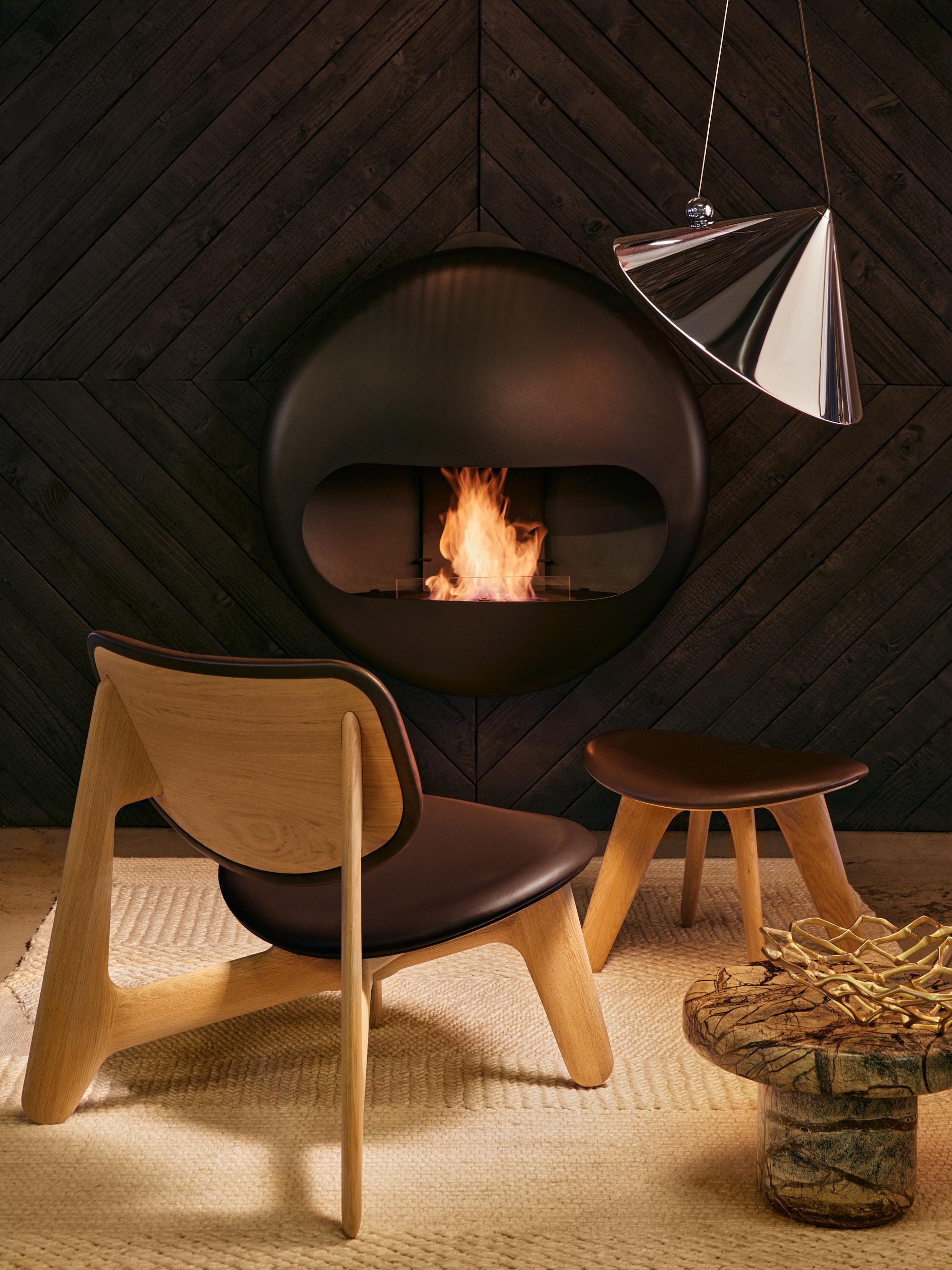 https://a.1stdibscdn.com/tom-dixon-natural-oak-wood-and-black-leather-slab-lounge-chair-for-sale-picture-3/f_14472/f_438973421771887871207/2025_02_10_TOM_DIXON_AW_25_1260_HDR_master.jpg