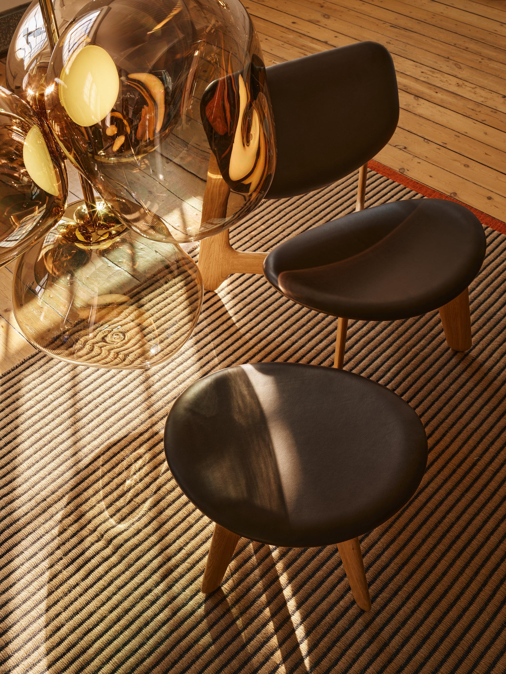 https://a.1stdibscdn.com/tom-dixon-natural-oak-wood-and-black-leather-slab-lounge-chair-for-sale-picture-4/f_14472/f_438973421771887864330/2025_02_10_TOM_DIXON_AW_25_2473_HDR_master.jpg