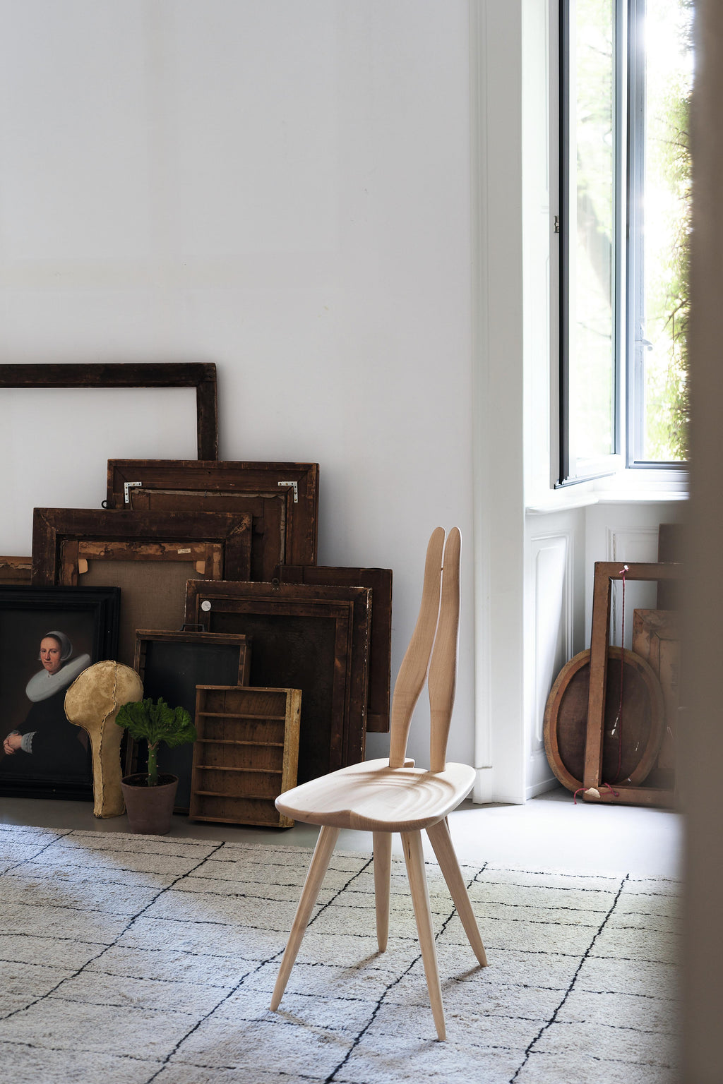 https://a.1stdibscdn.com/zanotta-fenis-cm-chair-in-black-frame-by-carlo-mollino-for-sale-picture-2/22569652/f_284812221651487573554/2051_1IG01_1__master.jpg