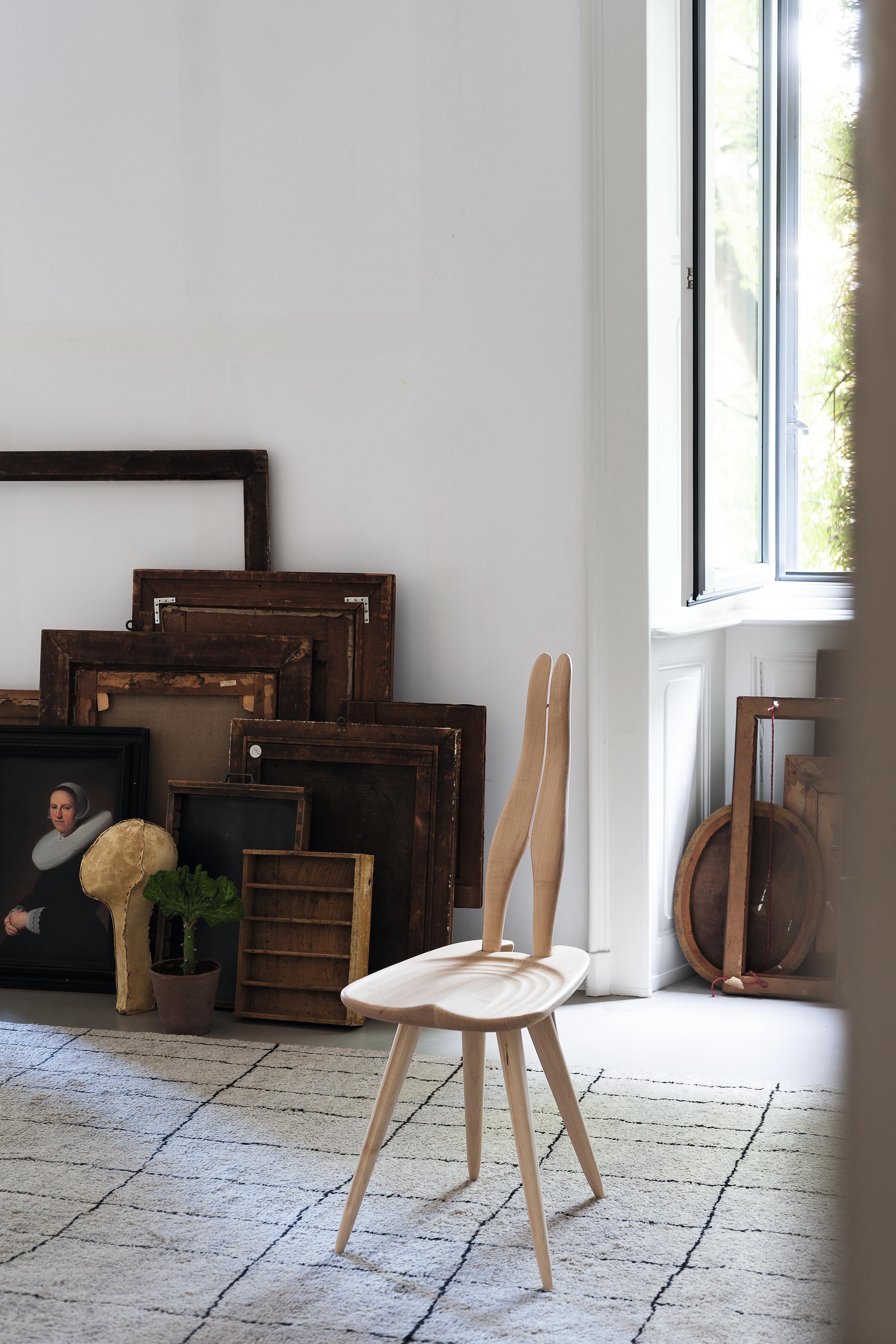 https://a.1stdibscdn.com/zanotta-fenis-cm-chair-in-black-frame-by-carlo-mollino-for-sale-picture-2/22569652/f_284812221651487573554/2051_1IG01_1__master.jpg