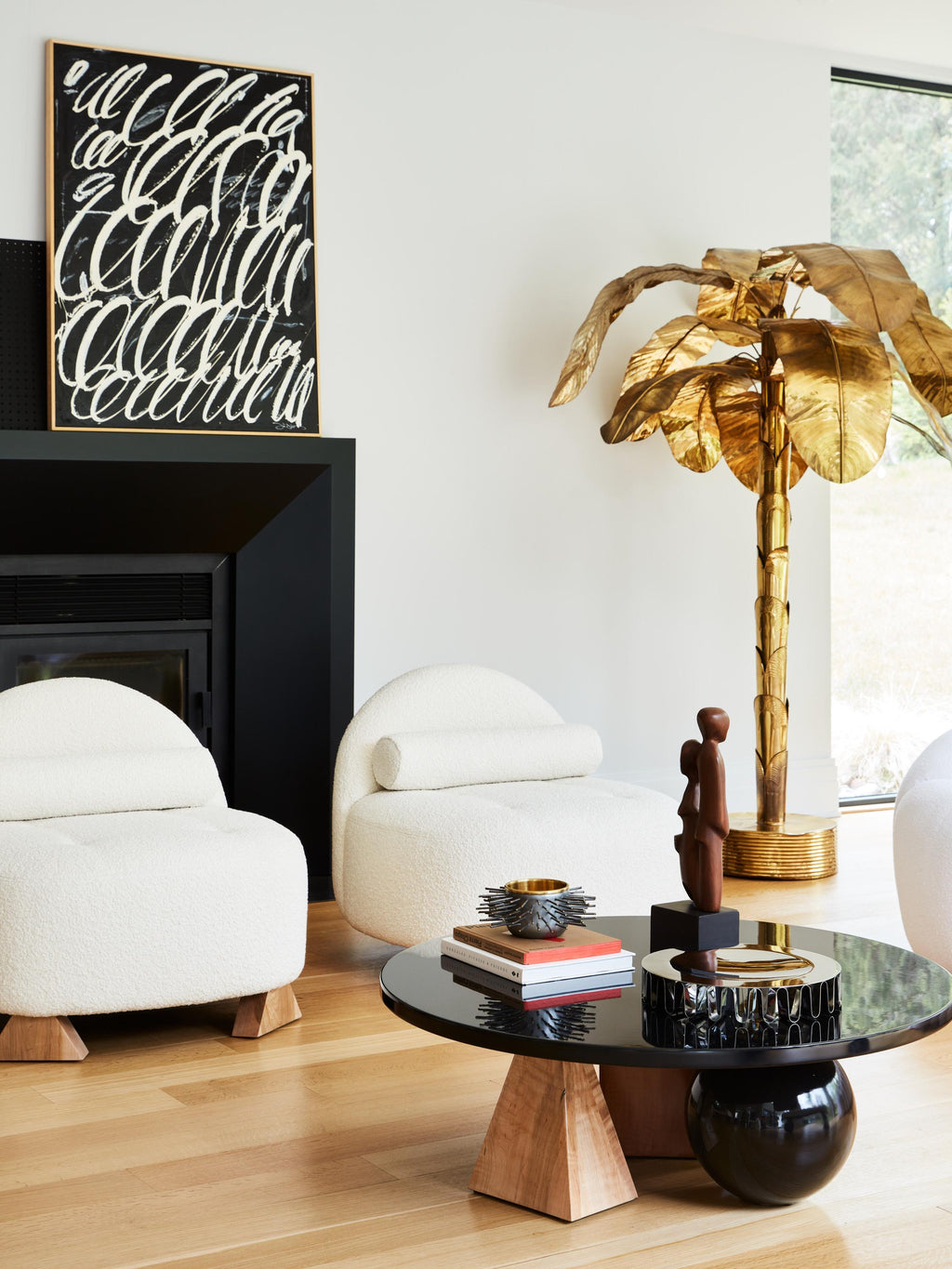 https://a.1stdibscdn.com/lincoln-coffee-table-low-coffee-table-by-christian-siriano-for-sale-picture-2/f_56972/f_236604221620310092886/210504_TLenz_Siriano_Furniture3872_master.jpg