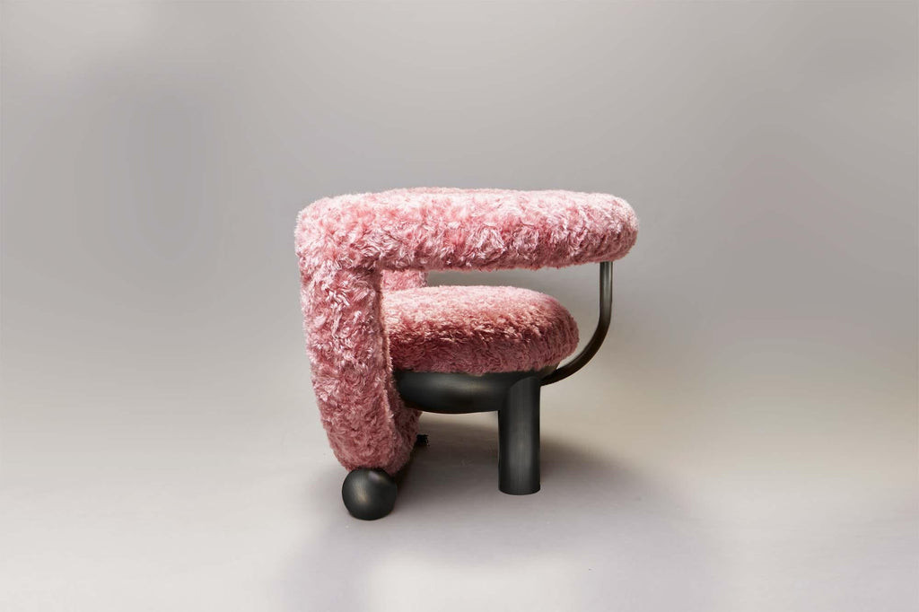 https://a.1stdibscdn.com/kissing-armchair-by-lara-bohinc-in-bronze-metal-and-furry-rose-fabric-in-stock-for-sale-picture-4/f_19173/f_254440021681991658282/210907_Bohinc_I23182__master.jpg