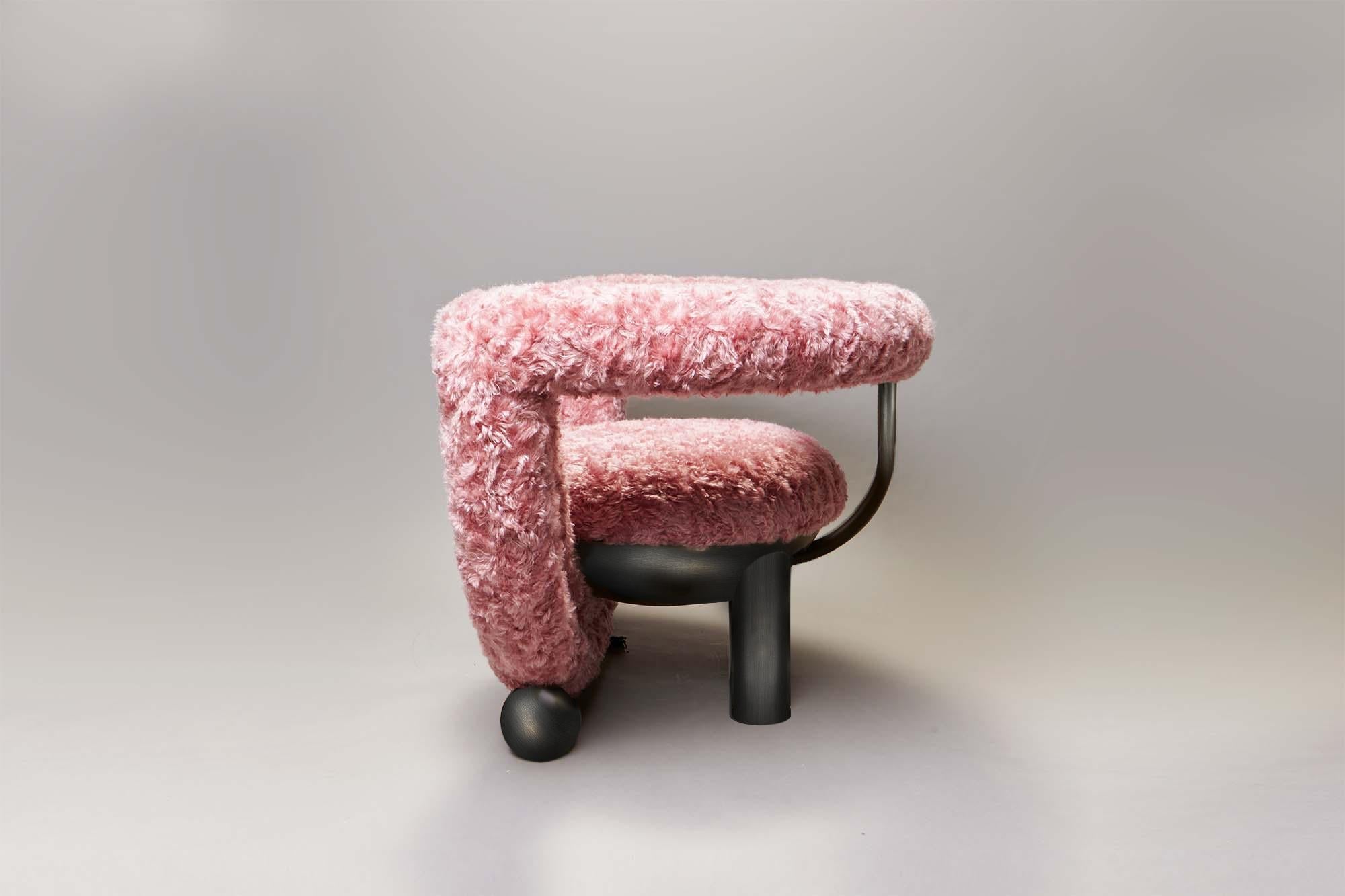 https://a.1stdibscdn.com/kissing-armchair-by-lara-bohinc-in-bronze-metal-and-furry-rose-fabric-in-stock-for-sale-picture-4/f_19173/f_254440021681991658282/210907_Bohinc_I23182__master.jpg