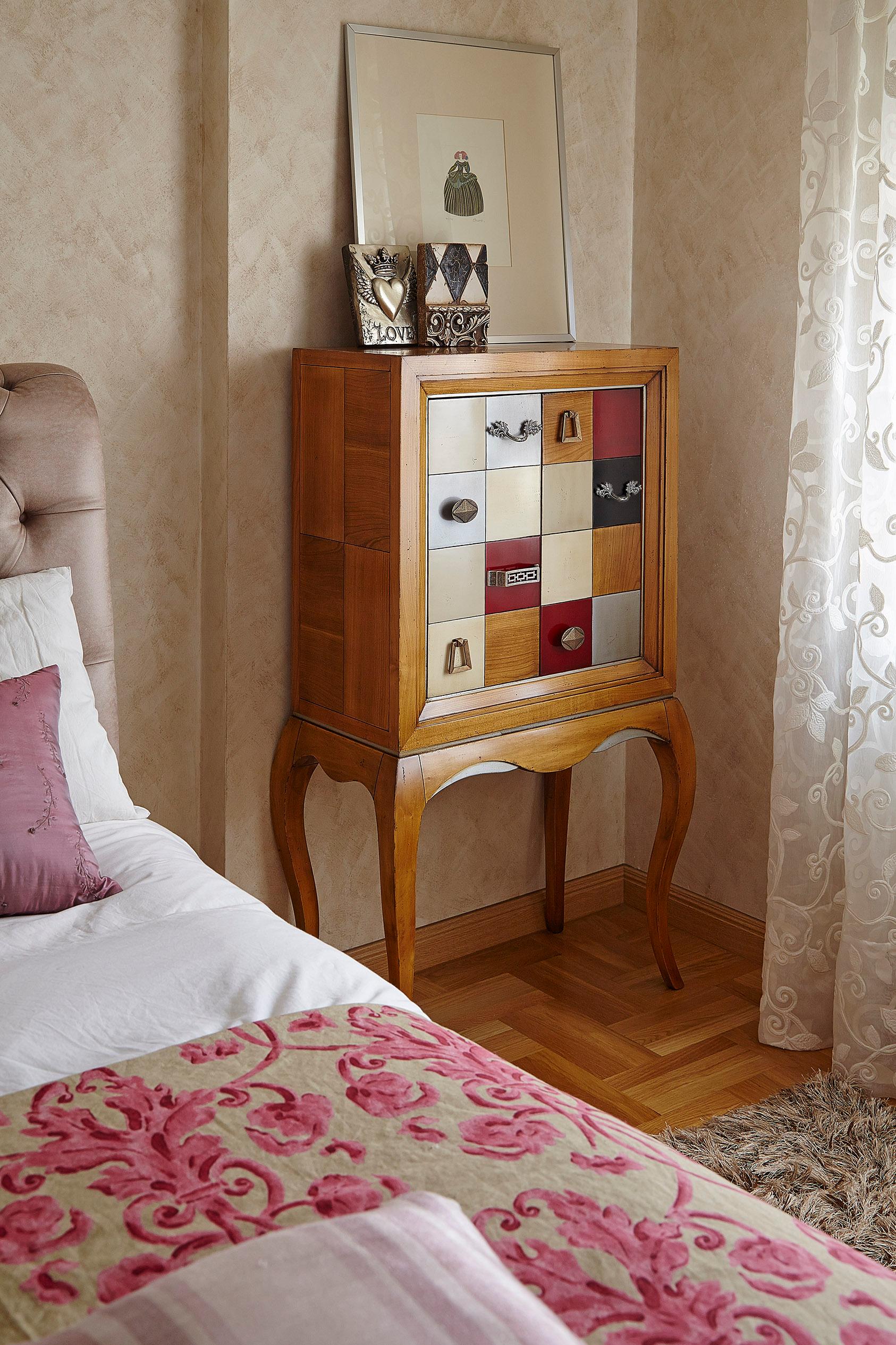 https://a.1stdibscdn.com/small-cibeles-cabinet-by-lola-glamour-for-sale-picture-2/f_12192/f_461502421754406652221/21302_amabiente_nuevo_master.jpg