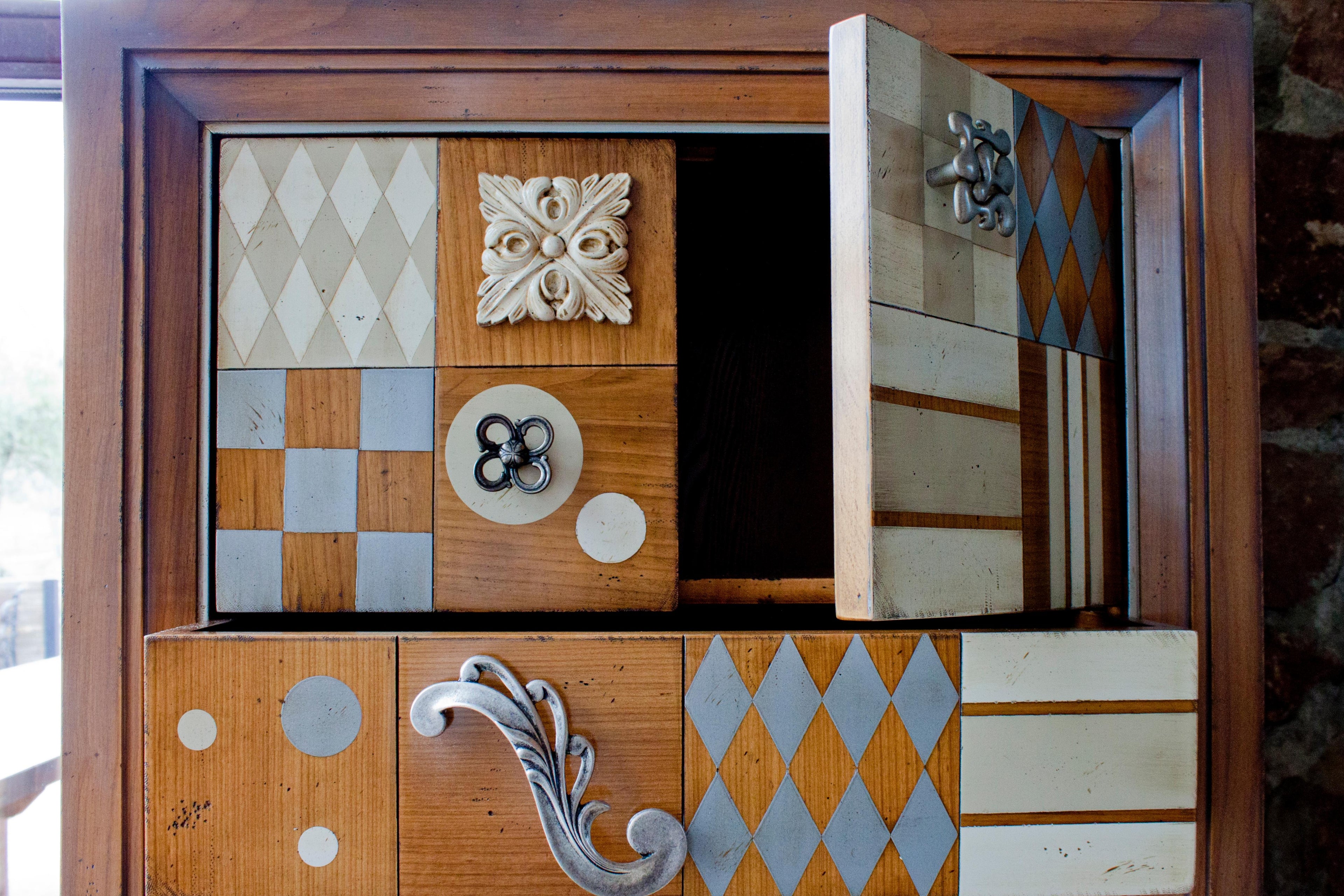 https://a.1stdibscdn.com/cibeles-cabinet-by-lola-glamour-for-sale-picture-7/f_12192/f_461503421754407077784/21303_detalle2_master.jpg