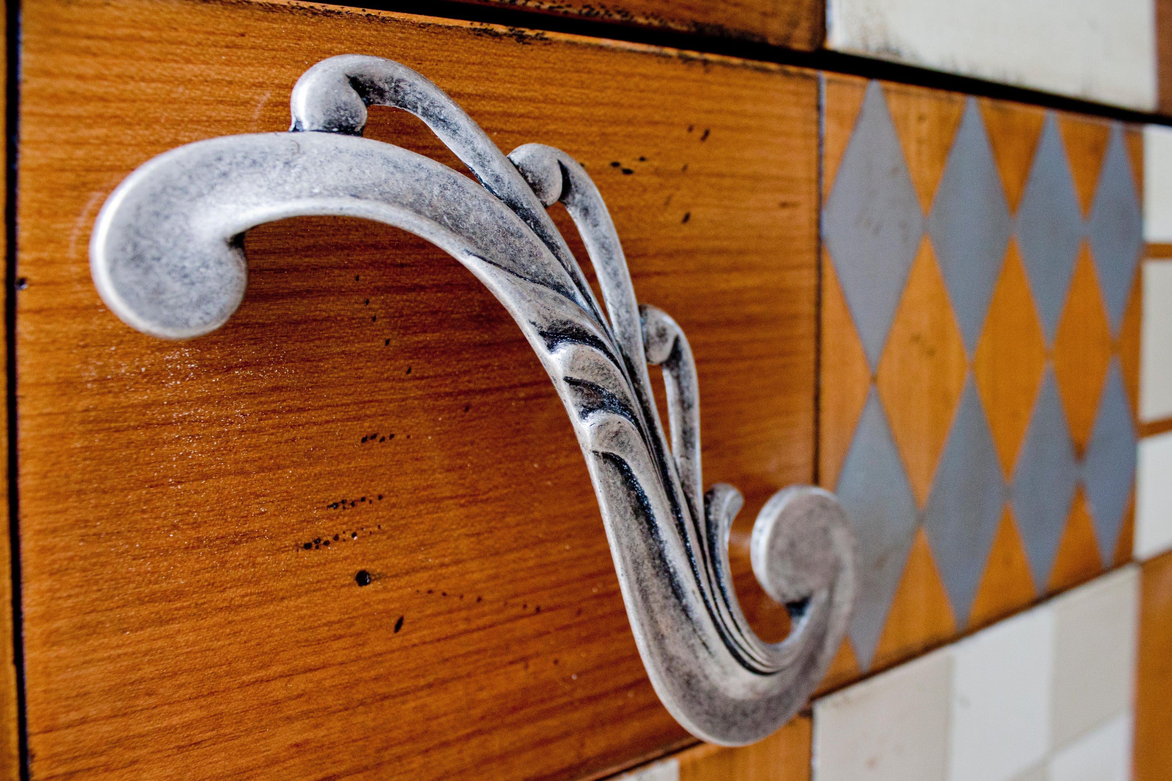https://a.1stdibscdn.com/cibeles-cabinet-by-lola-glamour-for-sale-picture-9/f_12192/f_461503421754407081266/21303_detalle4_master.jpg