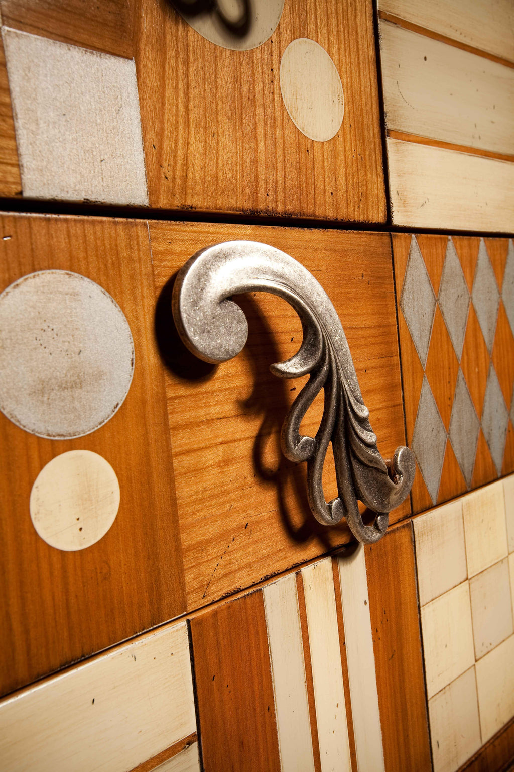https://a.1stdibscdn.com/cibeles-cabinet-by-lola-glamour-for-sale-picture-4/f_12192/f_461503421754407076663/21303_detalle_2_master.jpg