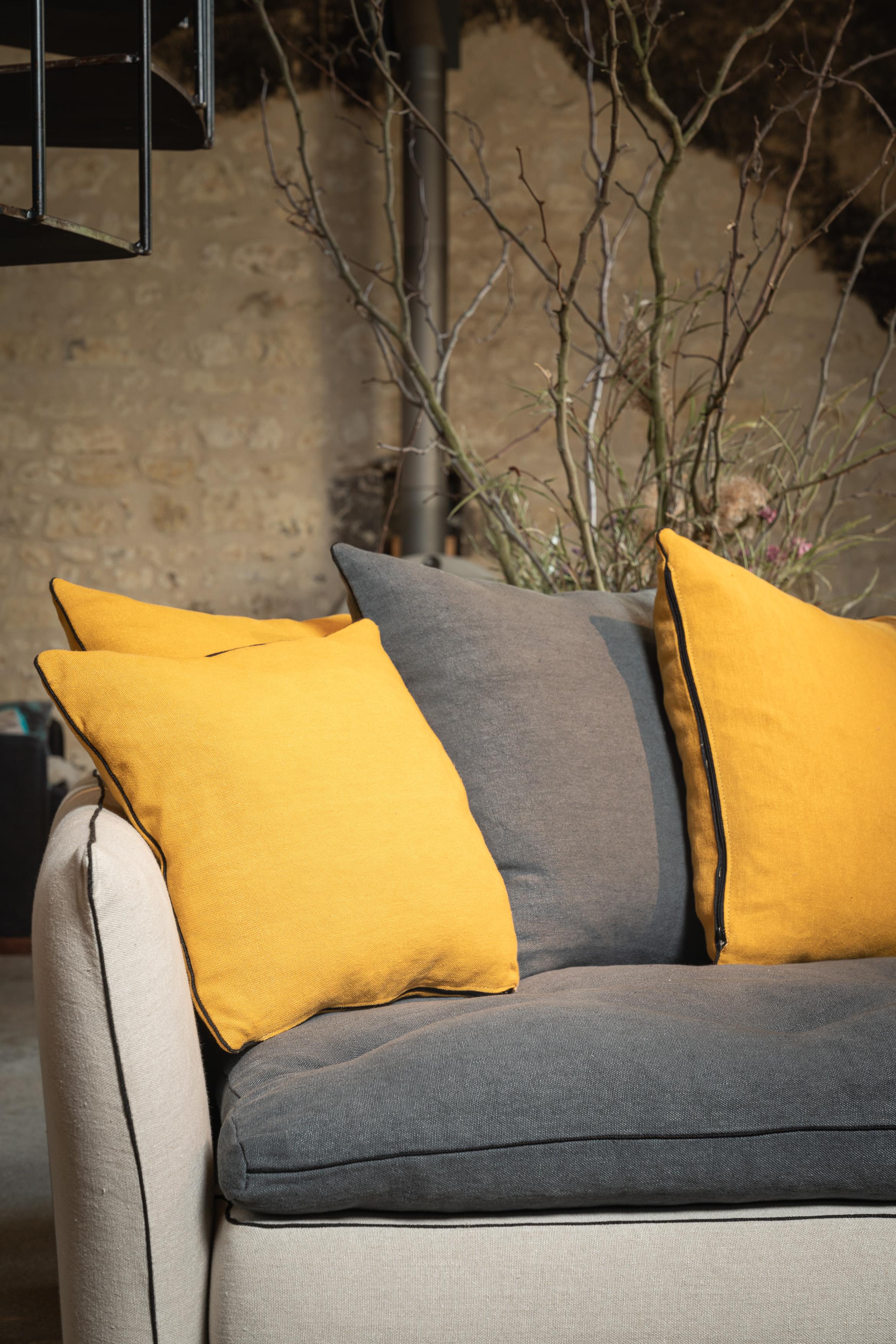 https://a.1stdibscdn.com/jaipur-sofa-by-ralph-m-for-sale-picture-10/f_12192/f_409981821723140716820/21_RALPH_M_JAIPUR_2655_master.jpg