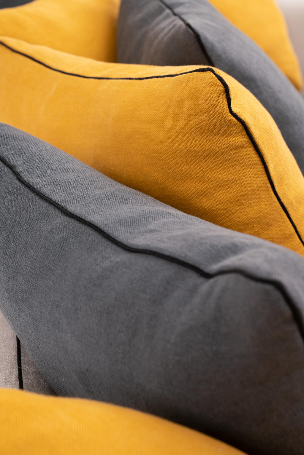 https://a.1stdibscdn.com/jaipur-sofa-by-ralph-m-for-sale-picture-6/f_12192/f_409981821723140713487/21_RALPH_M_JAIPUR_5443_master.jpg