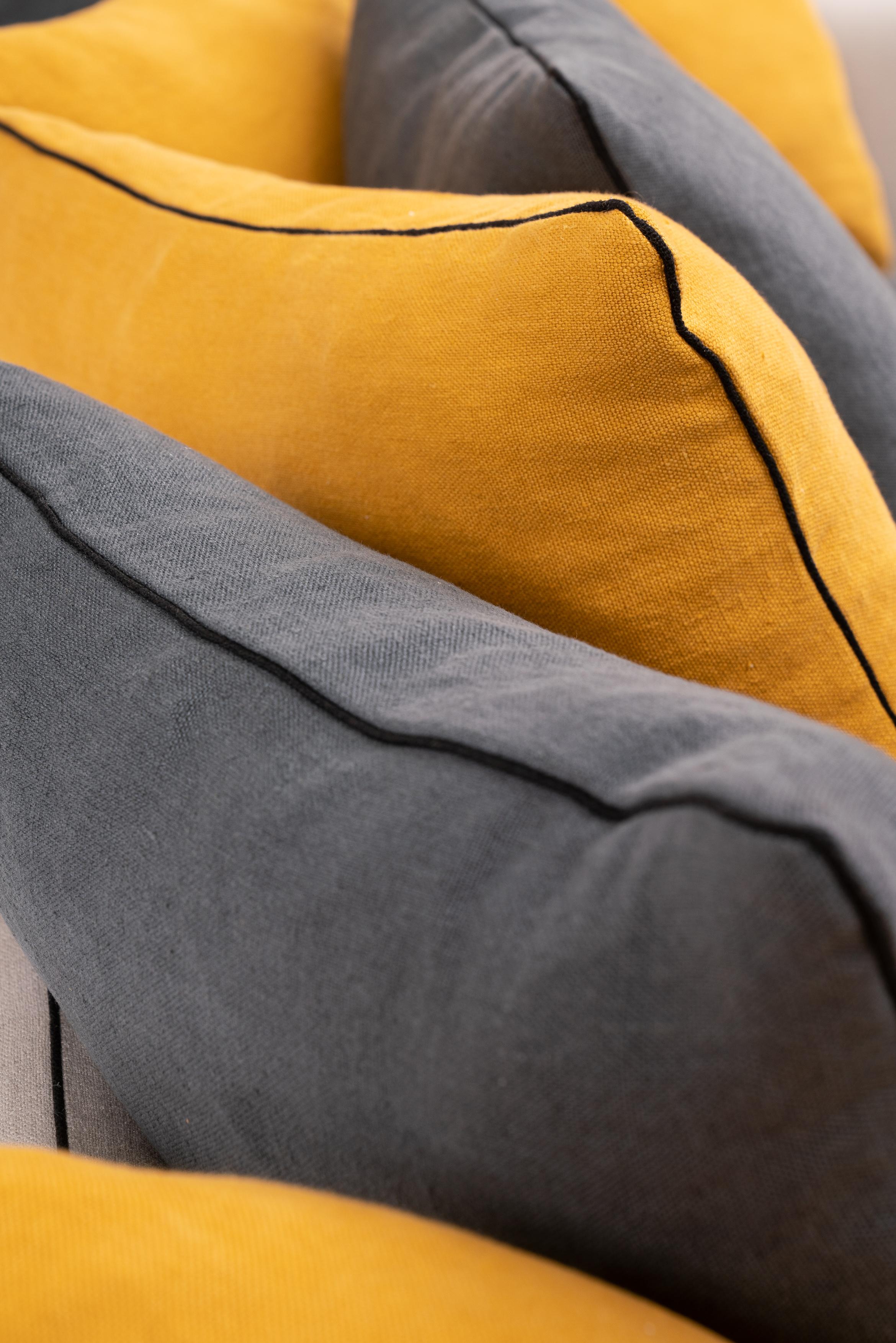 https://a.1stdibscdn.com/jaipur-sofa-by-ralph-m-for-sale-picture-6/f_12192/f_409981821723140713487/21_RALPH_M_JAIPUR_5443_master.jpg