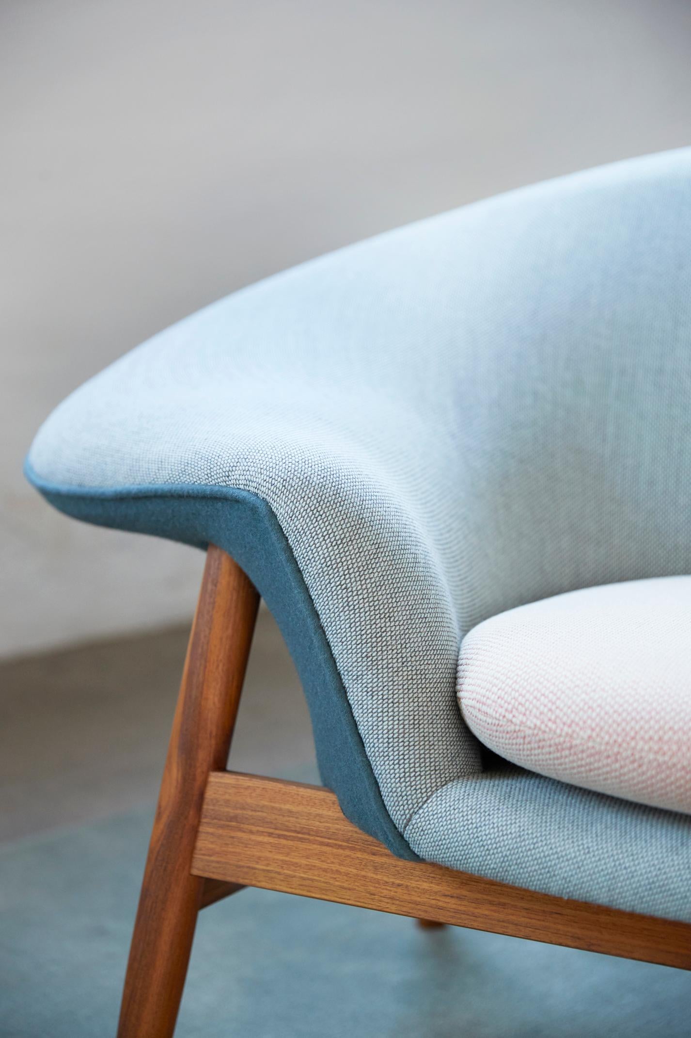 https://a.1stdibscdn.com/fried-egg-three-tone-chair-by-hans-olsen-from-warm-nordic-for-sale-picture-10/12330573/f_195013121592290594344/2201062_warmnordic_furniture_friedegg_loungechair_teak_lightgreen_petrol_palepeach_closeup_01_master.jpg