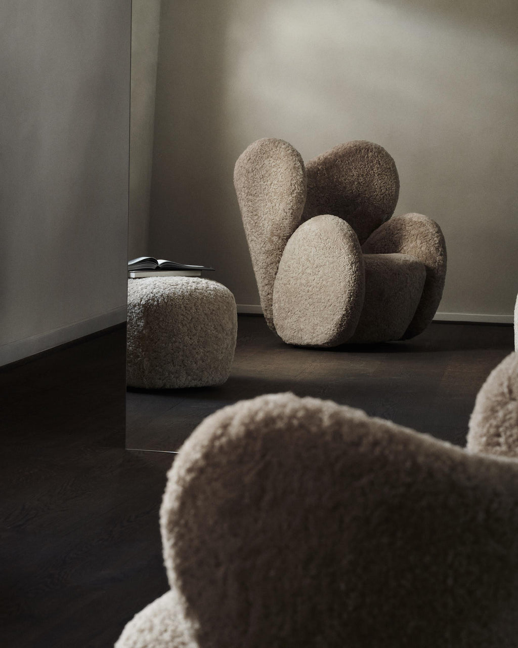 https://a.1stdibscdn.com/big-big-chair-armchair-in-sheepskin-moonlight-by-norr11-for-sale-picture-2/f_31233/f_323860921674558044379/221011_NORR1152474_Morten_Bentzon_master.jpg