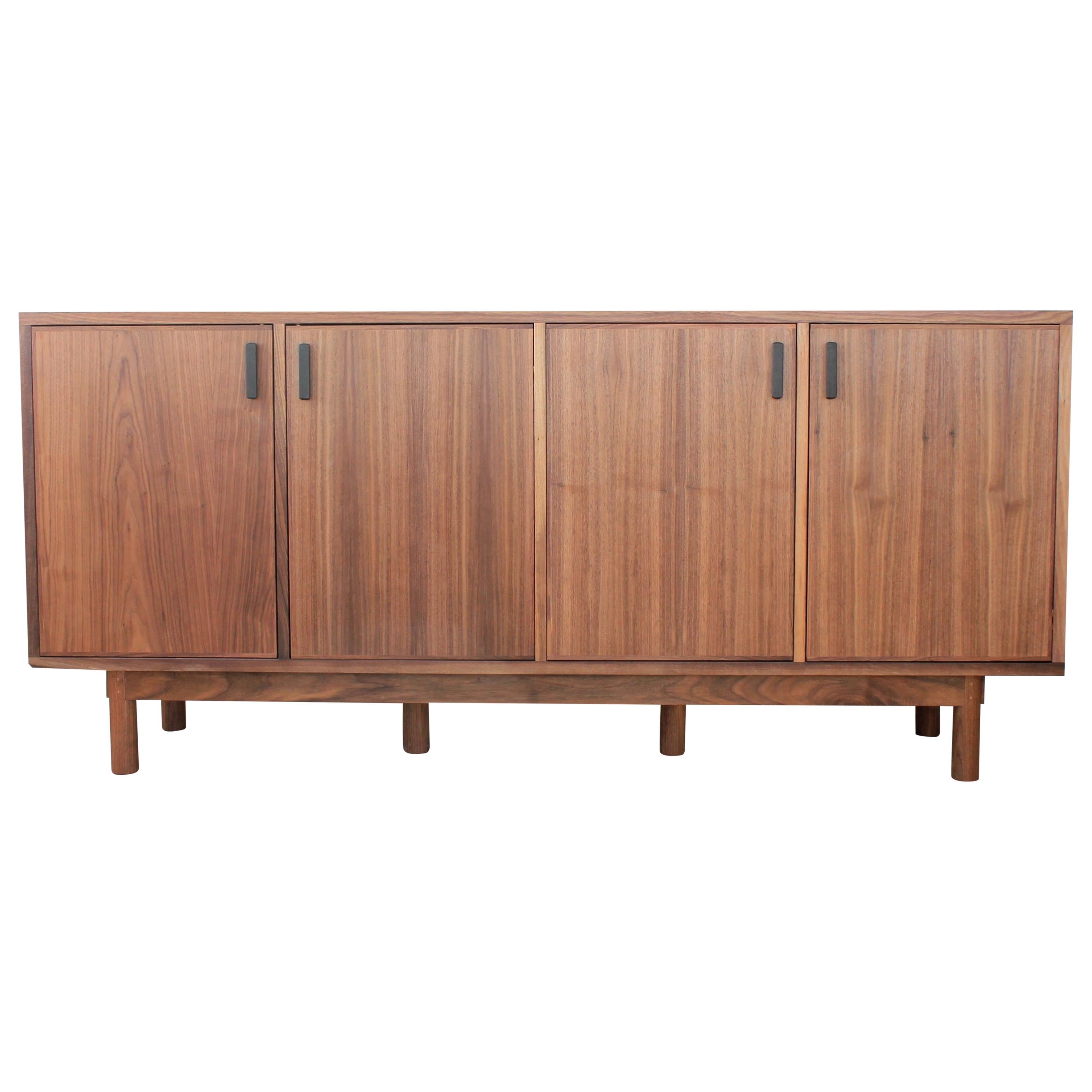 https://a.1stdibscdn.com/dune-allen-credenza-in-solid-walnut-for-sale/f_49771/f_344257221684900205531/22837212_master.jpg