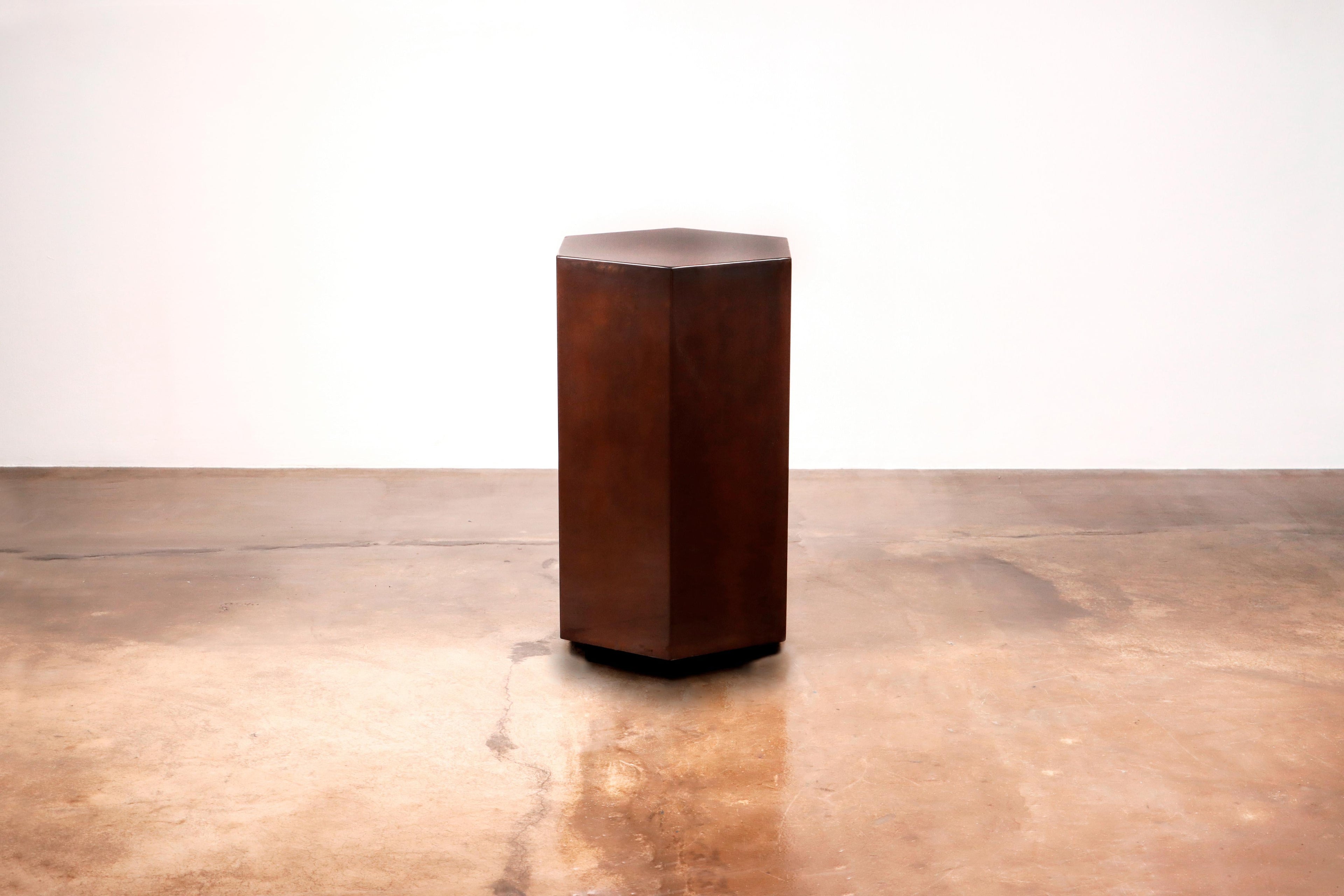 https://a.1stdibscdn.com/oxidized-steel-modern-side-table-by-costantini-ettore-hex-in-stock-for-sale-picture-3/f_25173/f_495651321775587262529/230104_01_Ettore_Hex_Oxidized_Steel_by_Costantini_01_master.jpg