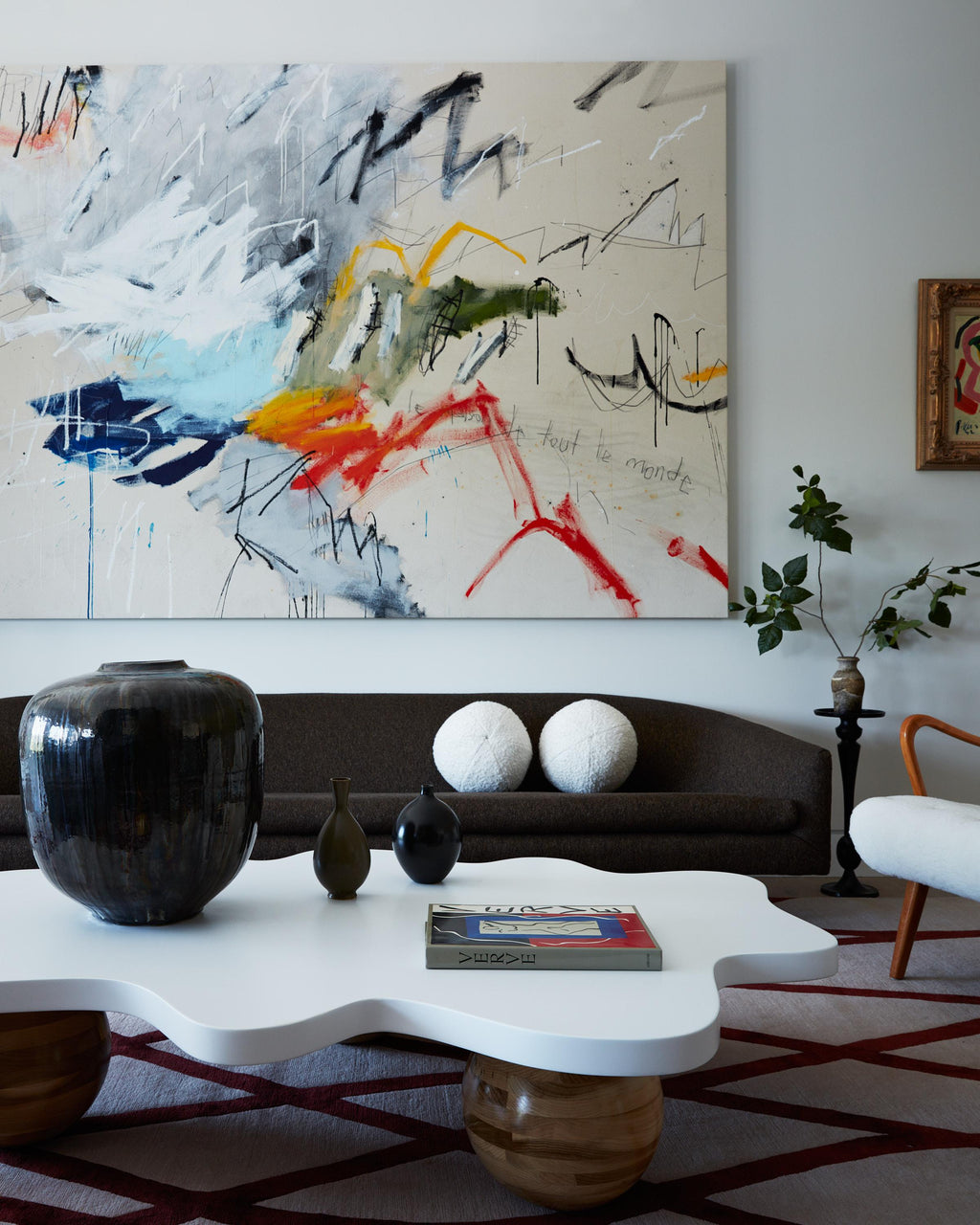 https://a.1stdibscdn.com/wave-coffee-table-white-lacquer-wood-table-by-christian-siriano-for-sale-picture-3/f_56972/f_366492121697491301335/230705_TLenz_Siriano_HamptonsShowhouse5716_2_master.jpg