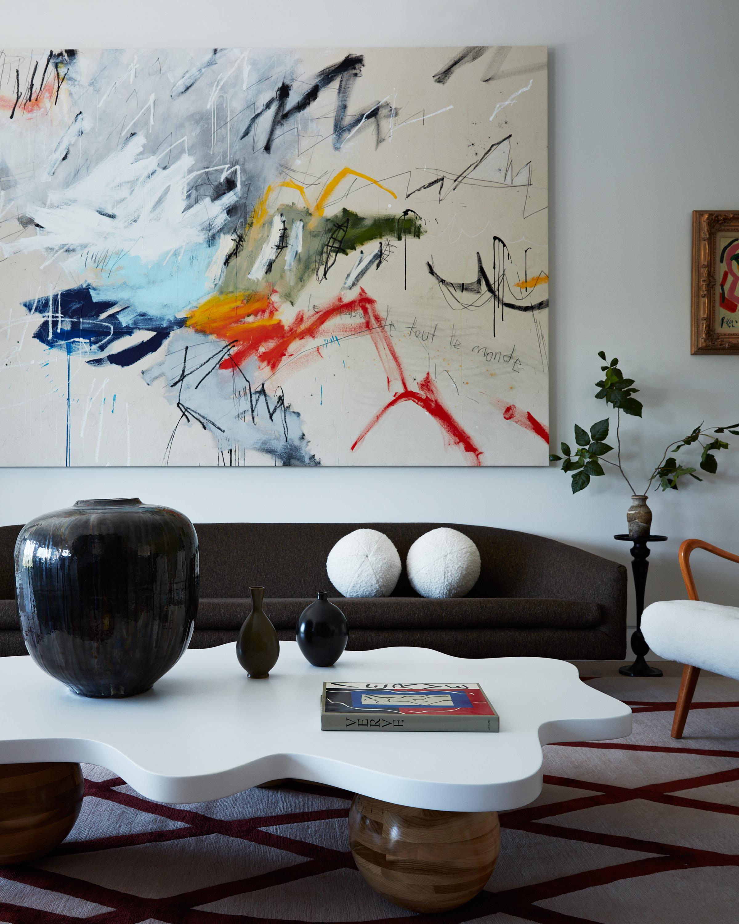 https://a.1stdibscdn.com/wave-coffee-table-white-lacquer-wood-table-by-christian-siriano-for-sale-picture-3/f_56972/f_366492121697491301335/230705_TLenz_Siriano_HamptonsShowhouse5716_2_master.jpg