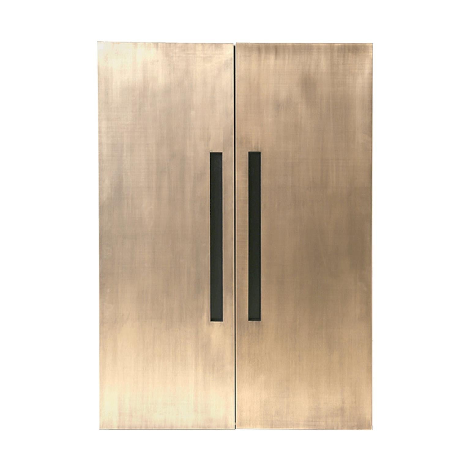 https://a.1stdibscdn.com/luxury-drinks-cabinet-in-brushed-brass-and-large-storage-for-wine-for-sale/1121189/f_231464321617179104493/23146432_master.jpg