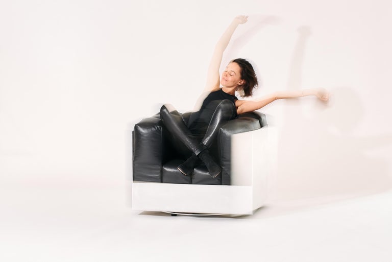 https://a.1stdibscdn.com/the-marshmallow-lounge-swivel-lounge-chair-in-black-leather-with-aluminum-frame-for-sale-picture-8/f_28533/f_398241621716337362908/240119_JU_FURNITURE0436_master.jpg?width=768