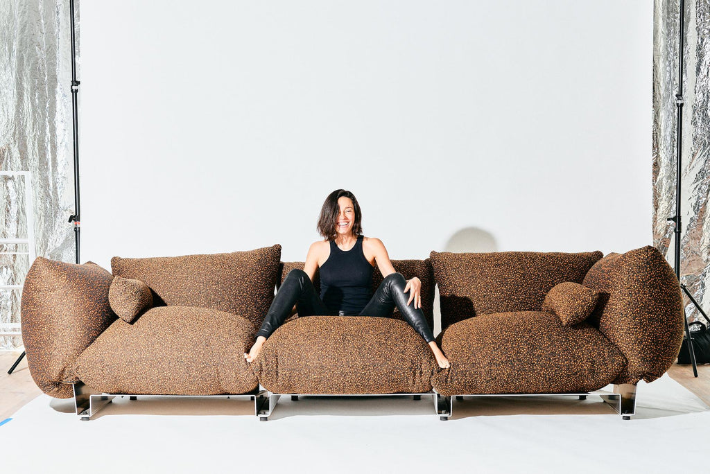 https://a.1stdibscdn.com/the-pillow-sofa-triple-seat-modular-upholstered-sofa-with-aluminum-frame-for-sale-picture-2/f_28533/f_397573321715906171889/240119_JU_FURNITURE0657_3_master.jpg