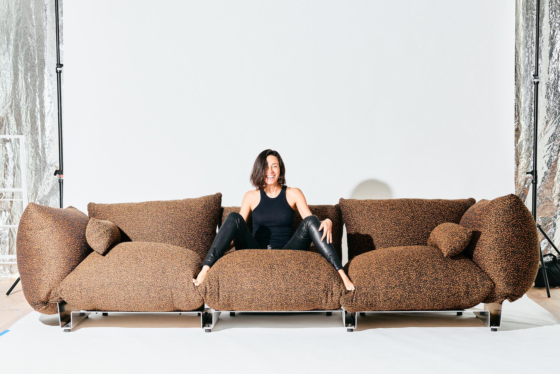 https://a.1stdibscdn.com/the-pillow-sofa-triple-seat-modular-upholstered-sofa-with-aluminum-frame-for-sale-picture-2/f_28533/f_397573321715906171889/240119_JU_FURNITURE0657_3_master.jpg