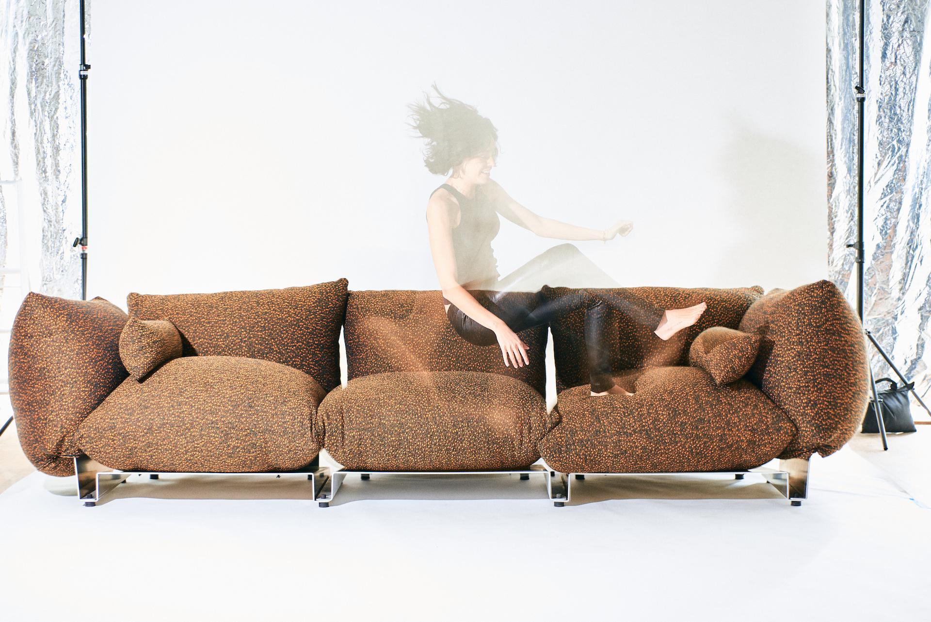 https://a.1stdibscdn.com/the-pillow-sofa-triple-seat-modular-upholstered-sofa-with-aluminum-frame-for-sale-picture-3/f_28533/f_397573321715906171442/240119_JU_FURNITURE0750_master.jpg