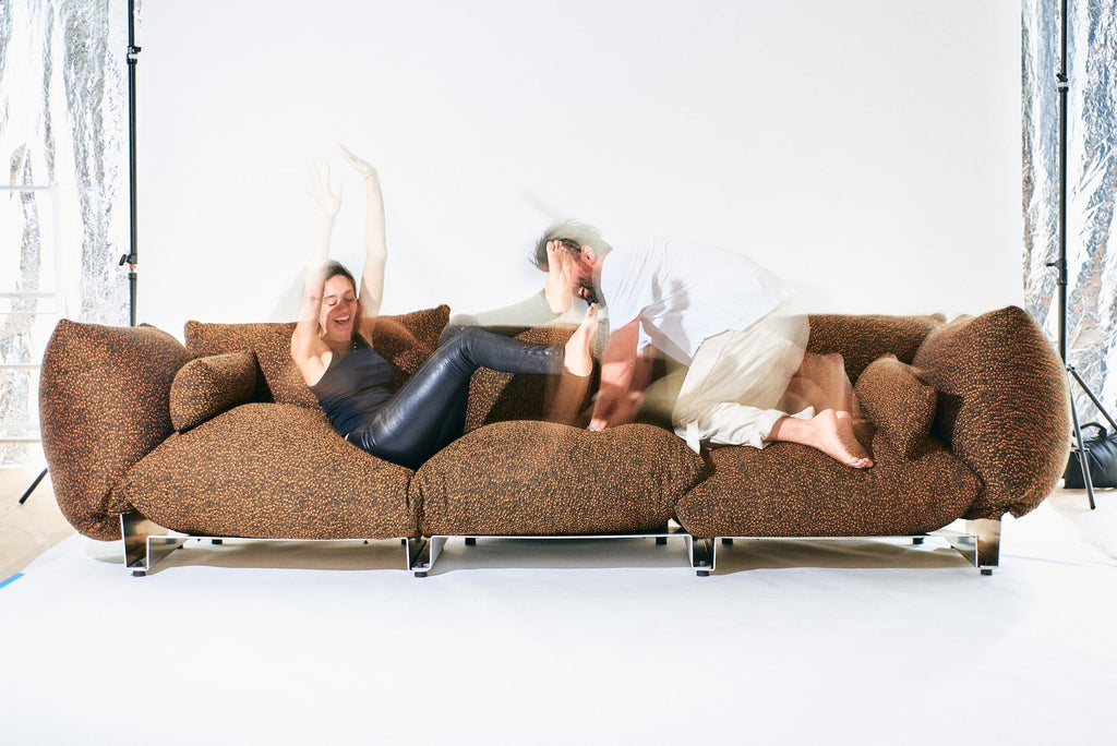 https://a.1stdibscdn.com/the-pillow-sofa-triple-seat-modular-upholstered-sofa-with-aluminum-frame-for-sale-picture-4/f_28533/f_397573321715906171439/240119_JU_FURNITURE0772_master.jpg