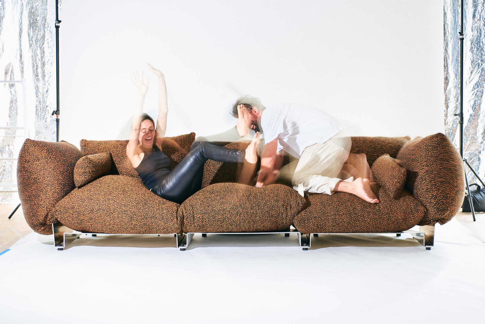 https://a.1stdibscdn.com/the-pillow-sofa-triple-seat-modular-upholstered-sofa-with-aluminum-frame-for-sale-picture-4/f_28533/f_397573321715906171439/240119_JU_FURNITURE0772_master.jpg