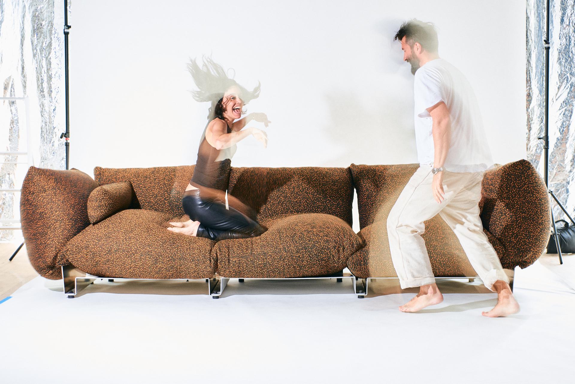 https://a.1stdibscdn.com/the-pillow-sofa-triple-seat-modular-upholstered-sofa-with-aluminum-frame-for-sale-picture-5/f_28533/f_397573321715906176328/240119_JU_FURNITURE0774_master.jpg
