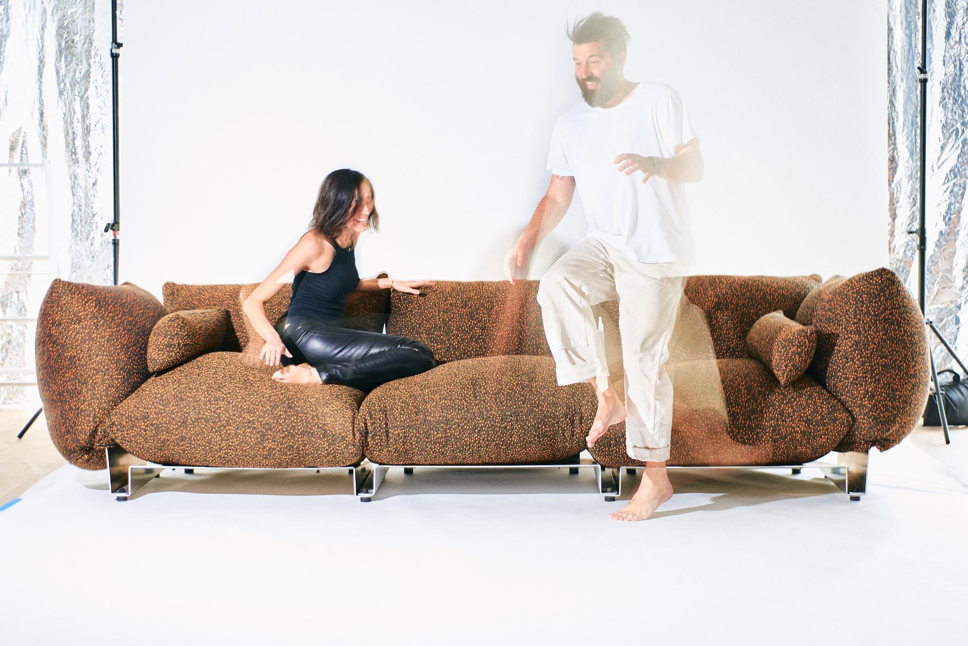 https://a.1stdibscdn.com/the-pillow-sofa-triple-seat-modular-upholstered-sofa-with-aluminum-frame-for-sale-picture-8/f_28533/f_397573321715906176323/240119_JU_FURNITURE0775_master.jpg