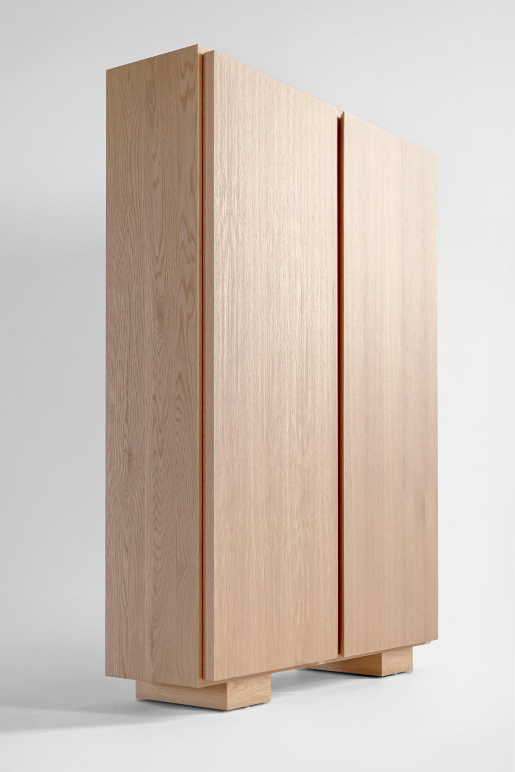 https://a.1stdibscdn.com/bertu-cabinet-carsen-modern-bleached-oak-storage-cabinet-white-oak-for-sale-picture-6/f_9720/f_494965121775159046409/24200103_Modern_bleached_oak_storage_cabinet_57347173_master.jpg